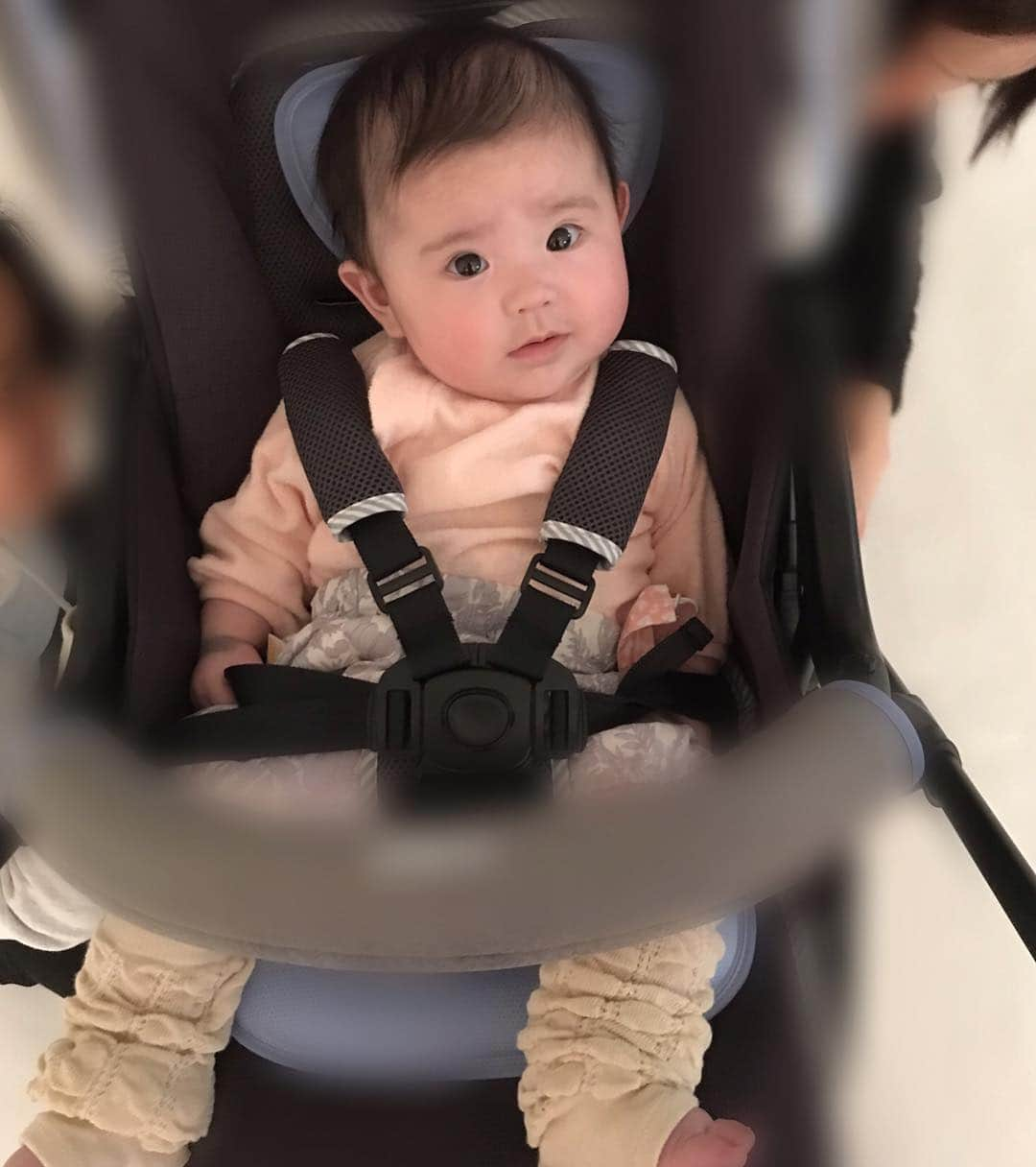 相沢まきさんのインスタグラム写真 - (相沢まきInstagram)「娘と一緒に撮影でした👶😁📷 久々メイクさんに顔も髪も綺麗にしてもらって色んな衣装も着れてテンション上がったし、何より娘がとっても良い子で嬉しかったー✨👶 #生後4ヶ月 #女の子ママ #親子で撮影 #photoshoot #shooting」1月10日 19時40分 - maki_aizawa0414