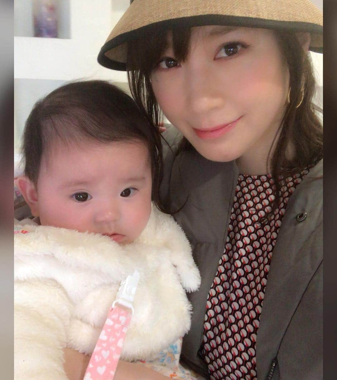 相沢まきさんのインスタグラム写真 - (相沢まきInstagram)「娘と一緒に撮影でした👶😁📷 久々メイクさんに顔も髪も綺麗にしてもらって色んな衣装も着れてテンション上がったし、何より娘がとっても良い子で嬉しかったー✨👶 #生後4ヶ月 #女の子ママ #親子で撮影 #photoshoot #shooting」1月10日 19時40分 - maki_aizawa0414