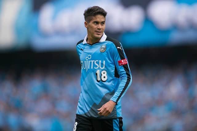 のインスタグラム：「Após quatro anos, chegou a hora da despedida! Quero agradecer ao Kawasaki Frontale por tudo que passei no clube, e não foram poucos momentos. Foram quatro temporadas muito intensas, de grandes conquistas e amadurecimento. Sou muito honrado por ter vestido essa camisa, que é uma das maiores do futebol asiático. Procurei me dedicar ao máximo em todos os dias que passei no clube. Foram dois títulos da J-League, três vice-campeonatos das copas, seleção da J-League em 2017, 2018 além de 150 jogos e 32 gols com essa camisa. Obrigado por tudo frontale obrigado cada torcedor ! O clube e a cidade ficarão marcados para sempre em minha memória e da minha família!」