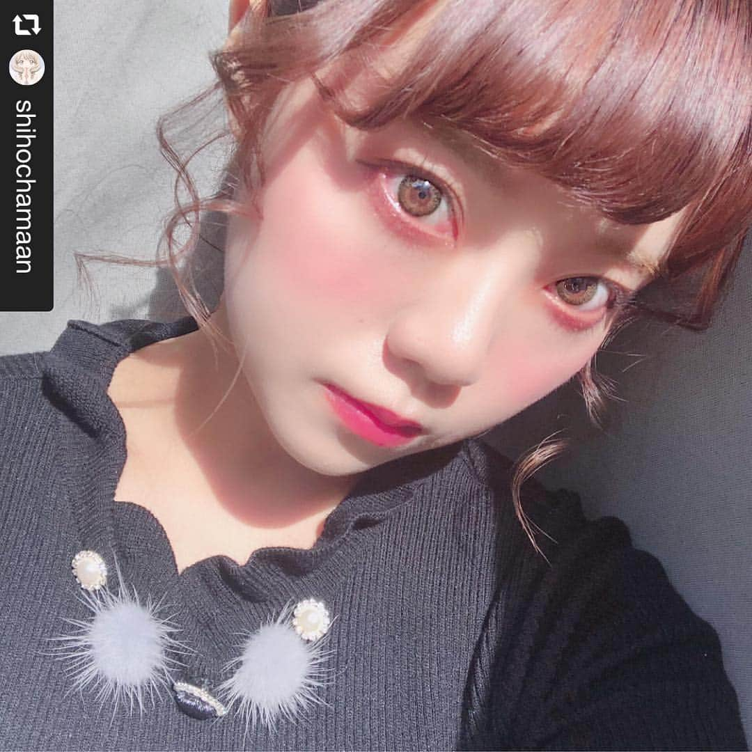 オンラインコンタクトさんのインスタグラム写真 - (オンラインコンタクトInstagram)「C CHANNEL公式クリッパー志穂( @shihochamaan )さんに、 『Heal me (ヒールミー) 』 ボヌールブラウンのカラコン着画レポいただきました👀✨ * ボヌールブラウンは、 透き通る透明感のある【オリーブグリーン】の発色🌿内側がクリームベージュカラー✨  アースカラーでスタイリッシュな瞳に。  ドットフチで瞳に馴染みます。 透け感＆透明感＆色素薄い系を兼ねそろえたカラコンです😊 *  DIA14.5mm、着色直径は13.7mmです。 *  Heal me (ヒールミー) は AAA宇野実彩子プロデュースカラコン！ 「あなたの瞳の輝きがあなたとあなたの愛しい人を癒しますように。 そして、あなたの人生が輝きますように。」と思いを込めて作られました。 *  瞳に馴染むフチで、 まるで裸眼かのように見えるナチュラルな 癒し系カラコンです✨ * マンスリータイプは 【度なし】のみの販売になります。 * * ▼ Heal me (ヒールミー) 通販はこちら https://www.online-contact.cc/fs/contact/c/healme1month * ご注文は、 5枚目以降の画像をタップまたは、 @onlinecontact ⇧のTOPからも飛べます☝ ぜひチェックしてください♡ * * ❤️志穂( @shihochamaan )さんのインスタや C CHANNEL には、たくさんのカラコンレポ画像、ムービーがたくさん♡ 是非チェックしてみてください！ * * *  # repost @shihochamaan . オンラインコンタクト(@onlinecontact )様から届いた 【Heal me ボヌールブラウン】のカラコンレポ🙆‍♀️ . 2枚目 加工なし 3枚目 動画(太陽光バリバリ) 4枚目 ライトあり動画 (　´･‿･｀)眉毛ジョリジョリごめん . DIA14.5 着色直径13.7 BC8.6 含水率38.5% 着用期間1ヶ月 ↑レンズスペック👀 . レンズだけ見たとき 正直「あ、なんかつまらなさそうなレンズかも(　˙-˙　)」 って思いました、 本当にごめんなさい。 . でも付けてみたら、 あれ、ナチュラルだけど なんか目がキラキラしてみえる(灬ºωº灬)✨ 中心がアースカラーになって、 外側のダークブラウンのドット縁と うまくギザギザなってミックスされてるから キラキラ見えるみたい🤩❤︎ . そのおかげでちょっとだけ 色素が薄くみえる！！ . きもーち、 右とか左見た時にレンズがずれるかなーってかんじ🤔 . ちょっと今回写真撮ってたら めっちゃ晴れてきて 最終的に太陽光バリバリになってるけど申し訳ない😭😭 . #Healme #ヒールミー #Healmeマンスリー #Healmeワンマンス  #ヒールミーワンマンス　#マンスリーカラコン #AAA宇野実彩子  #トリプルエー #宇野実彩子 #カラコンレポ #カラコンレビュー  #裸眼系カラコン #ボヌールブラウン #アイメイク #アイメイク動画 #コスメ好きさんと繋がりたい #うさぎ目メイク #ピンクメイク #ナチュラルメイク #ナチュラルカラコン #ブラウンカラコン #コスメ #メイク #カラコン #色素薄い系カラコン #色素薄い系女子  #オンラインコンタクト  ここから買えるよ！ https://www.online-contact.cc/fs/contact/c/healme1month」1月10日 11時47分 - onlinecontact