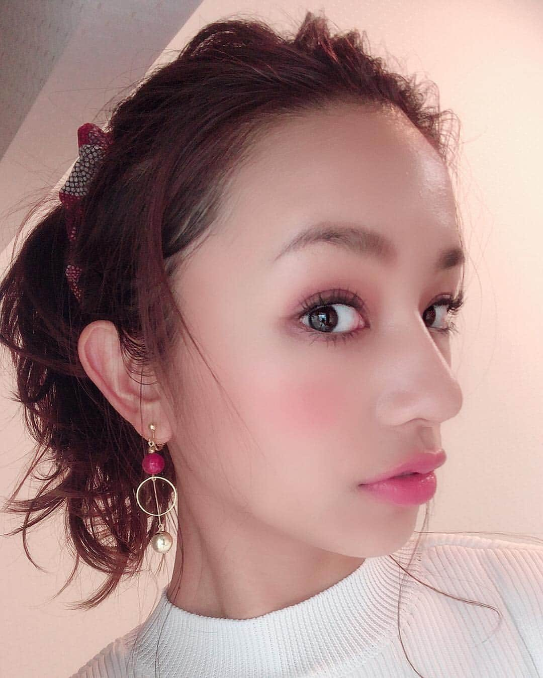 高橋メアリージュンさんのインスタグラム写真 - (高橋メアリージュンInstagram)「Hair&Make up by Lisaちゃん♡ @chibilisa  小麦肌×白服 が大好き！」1月10日 11時50分 - maryjuntakahashi