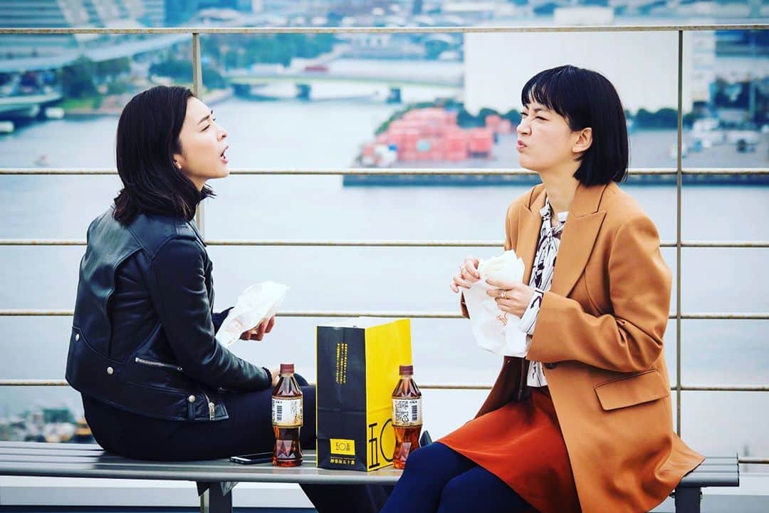 水川あさみのインスタグラム：「QUEEN今夜10時第1話放送です！ 難しい事は考えず楽しんで観ていただいて、痛快な気持ちになってていただけたら、これ幸い。 そして、この写真、すき。 1話の中のワンシーン☝️ #ドラマQUEEN #1月10日夜10時スタート #初回15分拡大」