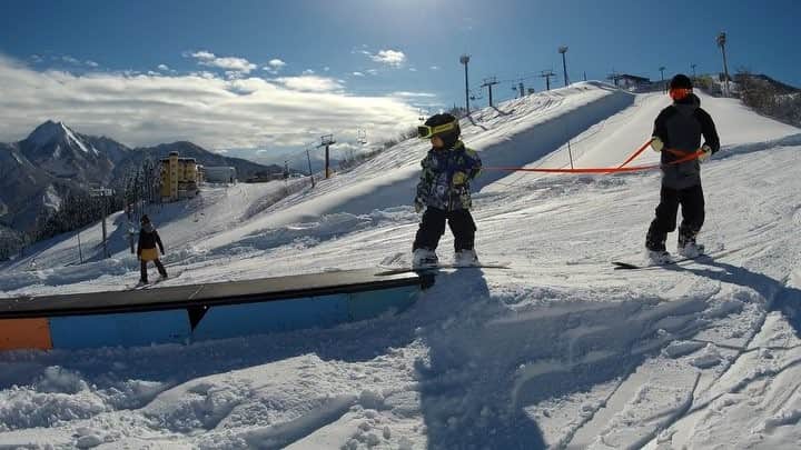 高橋菜摘のインスタグラム：「#ikkichallenge BOXしっぱーい🏂 これは1本目👍 このあとパパと2本目いって転ばずメイクしたらしい🙆‍♀️ 動画へのお付き合いありがとうございました♡ . 親としてはスピード出したり ジャンプやジブに入らせるの怖いけど 本人がやりたがるならばばんばんパーク入ったり 斜度のあるコース滑って身体に慣れさせた方が このまま恐怖心なく成長出来るからいいと思います♥️ なのでスキースノーボードは3.4歳くらいの 早めのデビューをオススメします🙋‍♀️ ちなみに私はスキーデビュー3歳！感謝。 . とりあえずパパが プロスノーボーダーで良かったことは 子供を安心して預けられること！笑 これに限ります。🤣 キッズに教えるのすごく上手だから 少し落ち着いて時間が出来たら 色んな子供達に教えてあげてほしいなと思います🙆‍♀️ _______________ #ikki」