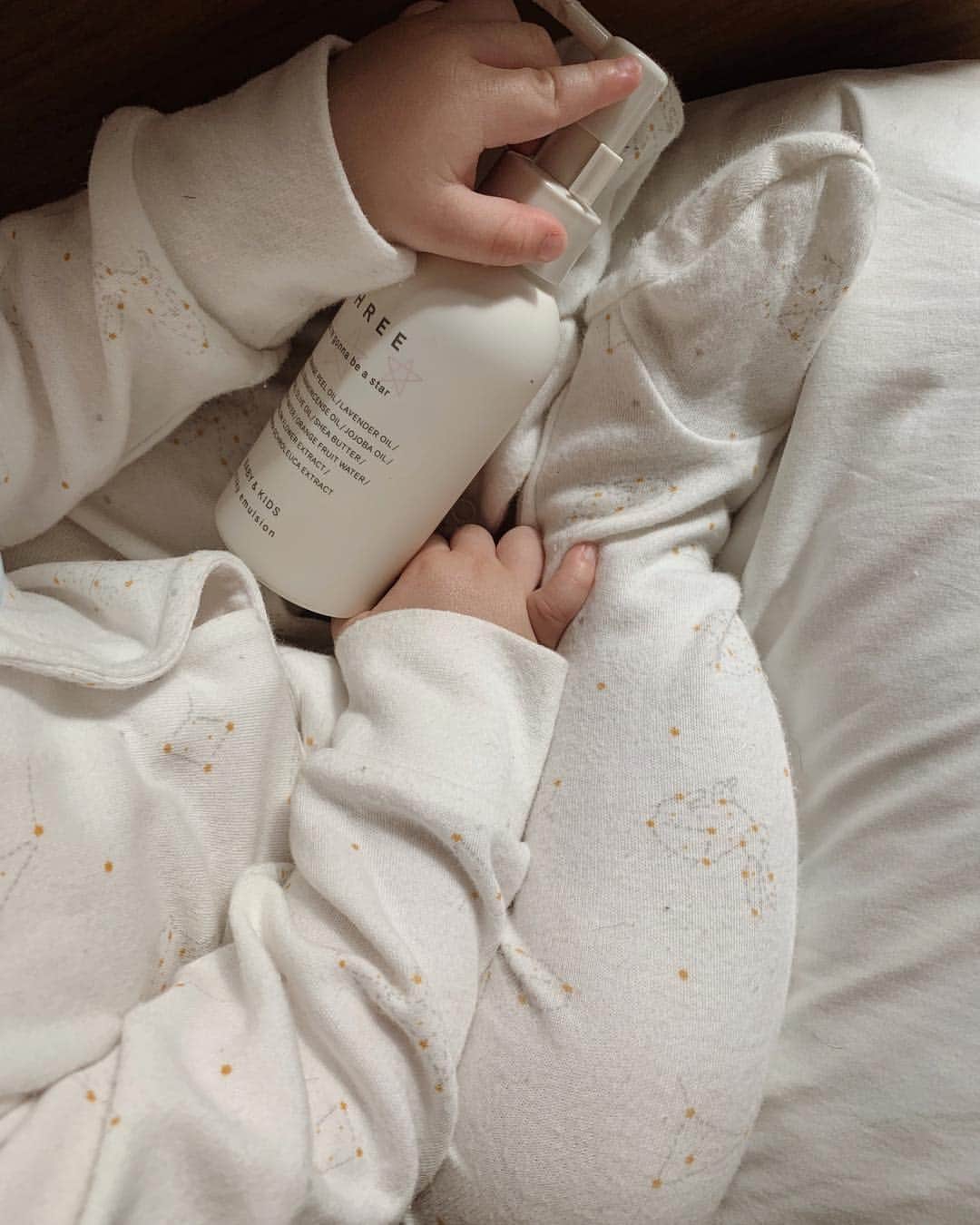 のインスタグラム：「ㅤㅤㅤㅤㅤㅤㅤㅤㅤㅤㅤㅤㅤ @threecosmetics から新しく BABY & KIDSラインがスタート。 最近暖房で乾燥しがちなお肌も もちもちです👶🏻 ㅤㅤㅤㅤㅤㅤㅤㅤㅤㅤㅤㅤㅤ #threecosmetics」