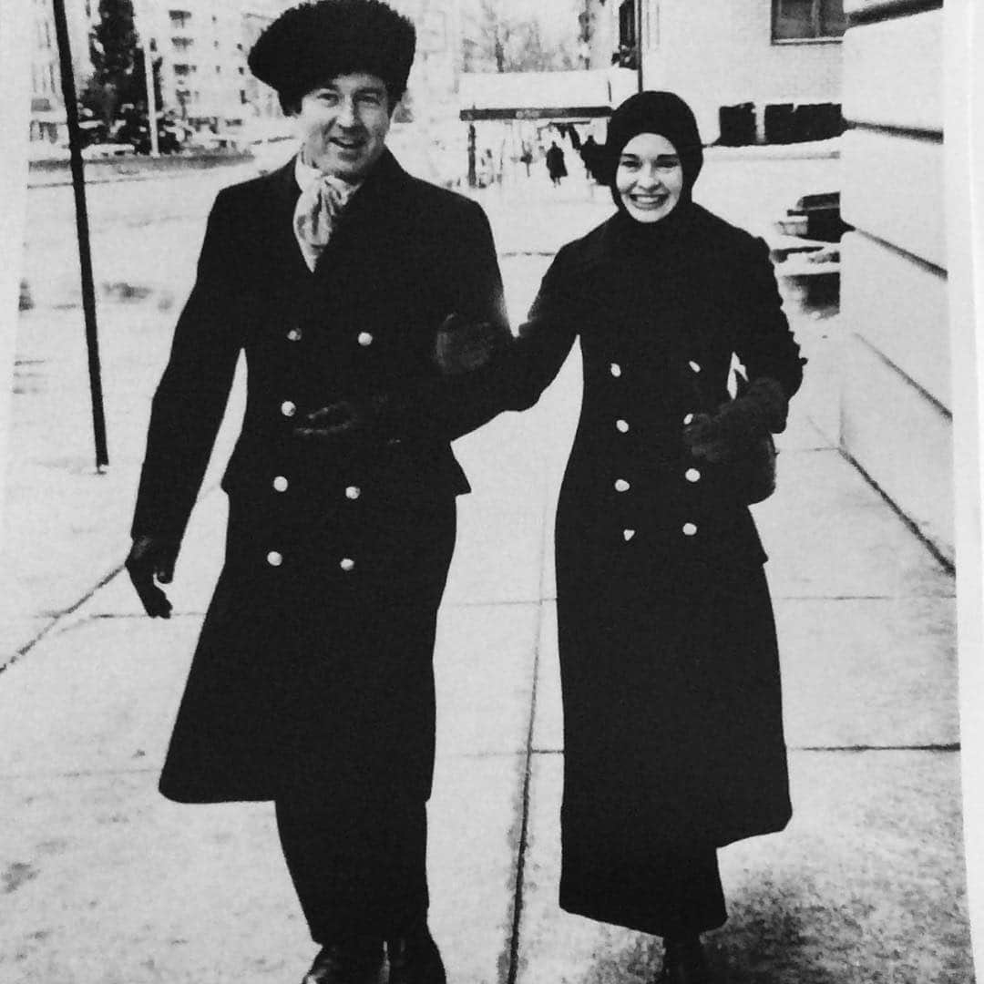 グロリア・ヴァンダービルトのインスタグラム：「It seems but a blink of the eye ago. Walking with Wyatt Cooper along Park Avenue near our house on 67th street. Me in a coat by #Adolfo.」