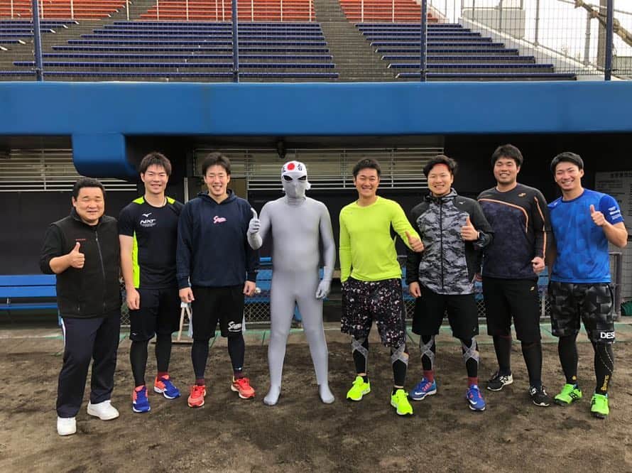 八百板卓丸のインスタグラム：「今年も自主トレを沖縄でやらせてもらってます！ 球場についたらグラウンドに宇宙人の格好をした人がいてビックリしました😂 その正体は、、、、、まさかの。答えは写真を見てください笑  しっかりトレーニングをやって技術ともに体力面もパワーアップして仙台に帰りたいと思います💪  #自主トレ #今年も #GINJI組 #沖縄 #あったかい #トレーニング #頑張ります」