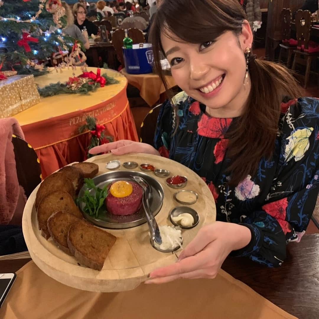 須黒清華のインスタグラム：「ご質問頂いたので、チェコ料理のご紹介〜😋 チェコ料理🇨🇿ってあまり馴染みがないけれど、どれもとっても美味しくてリーズナブル✨ もちろんビールにもよく合います‼︎ . 私が持っているのはビーフタルタル。 好みの調味料と合わせて、揚げパンに乗せて食べます♪ この揚げパンがまた絶品😍 他にも、鴨のローストやグラーシュと呼ばれる牛肉の煮込み、豚のローストなど、お肉料理が充実していてどれも美味しいっ‼︎ 付け合わせのクネドリーキ(じゃがいも団子のようなもの)は、モチモチしていて食べ応えたっぷりです✨ . 屋台で食べた、まるでたこ焼きのようなパンケーキも（笑）ふわふわで美味しくてびっくり‼︎✨ どのお店もハズレなしだったので、食べるものには全く困りませんでした😊 #チェコ旅行 #チェコ料理🇨🇿 #プラハ旅行 #旅行好き #プラハ旅行記」