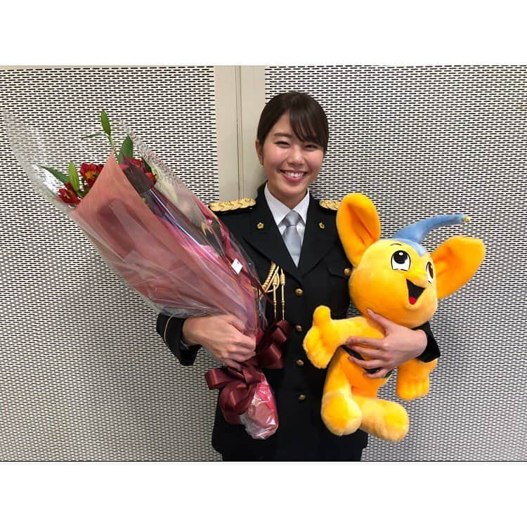 稲村亜美さんのインスタグラム写真 - (稲村亜美Instagram)「今日は１１０番の日ということで警視庁の一日通信指令本部長に就任してきました😊なかなか味わえない緊迫した現場に入り、改めて警察の方々の絶え間ない努力のおかげで安心に暮らせているのだなと感じされられました！そしてわたしが就任したことをきっかけにとくに知ってもらいたいのは緊急事態は１１０番、問い合わせは＃９１１０ということです！！！全体の3割ほどは関係ない通報が多いらしいのでお悩み事や心配事は「#9110」でお願いします😊皆さんがより安心に暮らせますように、、 #110番の日 #一日通信指令本部長」1月10日 17時18分 - inamura_ami