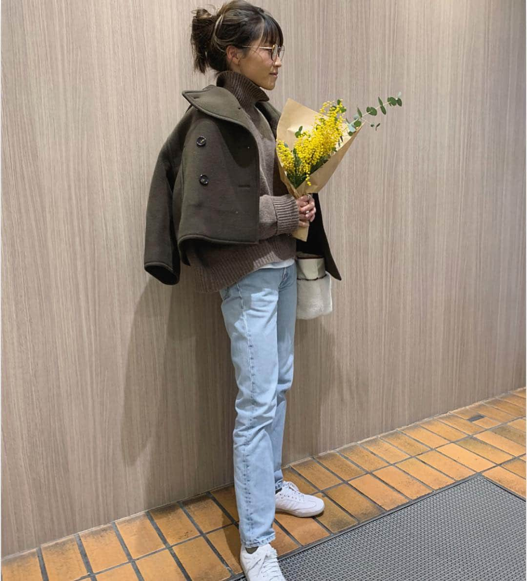 田中彩子さんのインスタグラム写真 - (田中彩子Instagram)「. 可愛いミモザのお花をget💛 すぐに売り切れるお花だから買えて嬉しい😚 今日は @gypsohila.jpn のみんなと会議がてらのランチと ニットの新色と既存の色の販売準備👍💕 . 新色もめちゃ可愛いくて早くあれやこれやに合わせたい🥴❤️ . . スニーカーは @tomorrowland_jp の40周年記念で出ているタイプのです✨ スマートなデザインがすごくかっこよくてバランスがとりやすいのでおススメです👟」1月10日 17時24分 - ayako_tanaka_