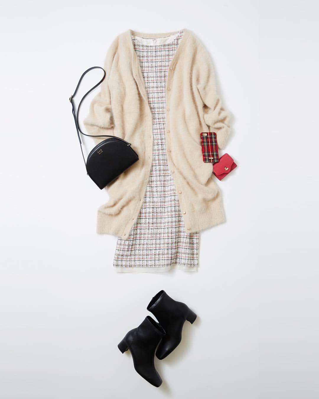 ルミネ公式のインスタグラム：「優しいミルキーカラーに赤小物を効かせて #カーディガン ¥16,800+TAX #ワンピース ¥29,000+TAX #ウォレット ¥10,000+TAX #ケース ¥3,500+TAX #ブーツ ¥18,000+TAX #バッグ ¥45,000+TAX ・ [ #LUMINEMAGAZINE ] #lumine #ルミネ #ルミネ大宮 #ルージュヴィフラクレ #アーバンリサーチ #ジャーナルスタンダード #ootd #outfit #fashion #coordinate #コーディネート #ファッション #デイリーコーデ #コーデ #フォロー #入江未悠 http://magazine.lumine.ne.jp/?p=79905 ※商品の価格や取り扱い状況は撮影時点のもので、変更になることがあります。」