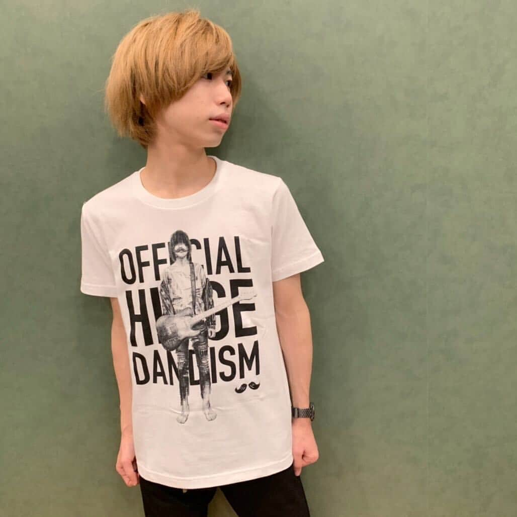 Official髭男dismさんのインスタグラム写真 - (Official髭男dismInstagram)「"満身創痍のロックンローラーTシャツ"  Daisuke: S Satoshi: M Narachan: L Chanmatsu: XL  #ヒヒラ🔥」1月10日 19時07分 - officialhigedandism