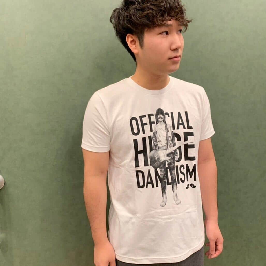 Official髭男dismさんのインスタグラム写真 - (Official髭男dismInstagram)「"満身創痍のロックンローラーTシャツ"  Daisuke: S Satoshi: M Narachan: L Chanmatsu: XL  #ヒヒラ🔥」1月10日 19時07分 - officialhigedandism