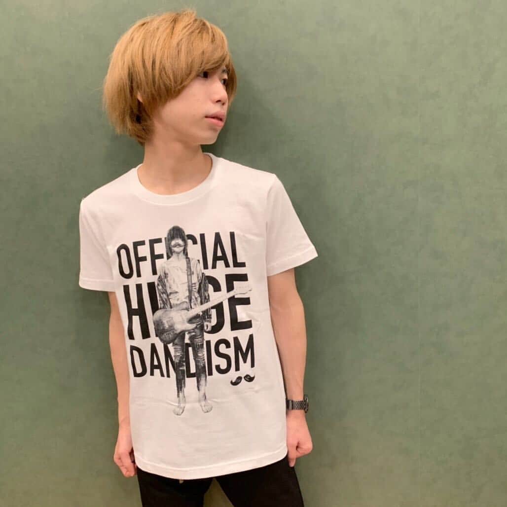のインスタグラム：「"満身創痍のロックンローラーTシャツ"  Daisuke: S Satoshi: M Narachan: L Chanmatsu: XL  #ヒヒラ🔥」