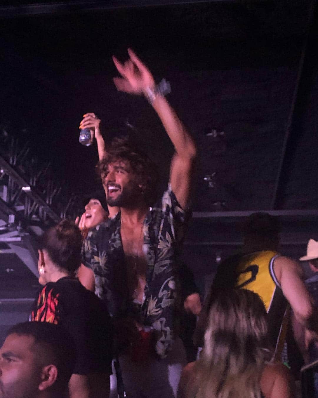 マーロン・テシェイラのインスタグラム：「—- 🎶 “There’s no reason to be afraid. No time to be like that.” 🎵 So let’s be happy because @anderson._paak is in 🇦🇺 for the happiness of the kids. 🔥💥🔥 Another beautiful night full of good vibes and amazing memories with the #MillionairesOfVibes ✌🏽💥🤙🏽 @kippcaddy1 @kirkjenkins @vincentpurcell13 🙌🙏🙌 —- 🎩...Peace&Light...♻️ —- #YallNiggasGotMeHigh #BoysNightOut #AndersonPaak #GoodVibesOnly」
