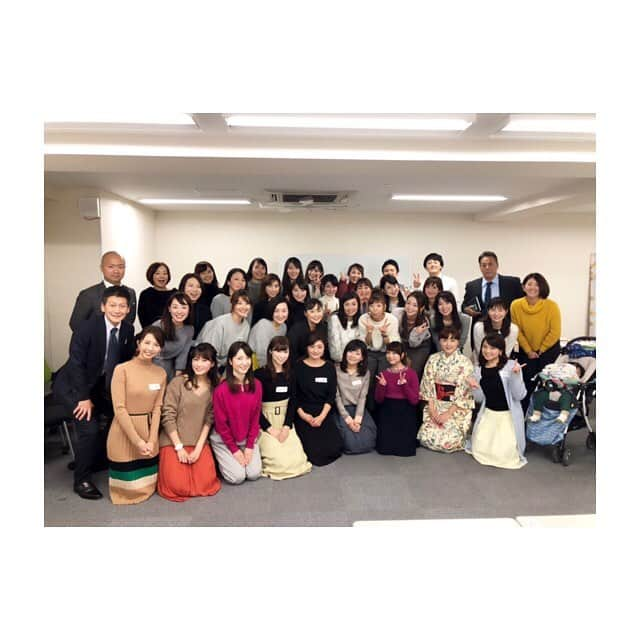 川口智美さんのインスタグラム写真 - (川口智美Instagram)「事務所 (@horipromeguro )の 新年会 兼 ミーティングへ🌸 ついに私も #ホリプロ 在籍5年目に！今年は、去年以上に様々な事にチャレンジして在籍期間で一番働く年にしたいです。  また今年から、 #HAP に 新たな男性マネージャーが 仲間入りしました👨‍⚖️ これから宜しくお願い致します。  #大寺かおり さん #早川真理恵 さん #吉村民 さん #川口満里奈 さん #道岡桃子 さん #天明麻衣子 さん  #山本愛子 さん #貞平麻衣子 さん  #武藤乃子 さん #須賀由美子 さん #海附雅美 さん #スポーツ文化部 #南田裕介 #マネージャー #アナウンサー #フリーアナウンサー #ホリプロアナウンス室 #horipro #新年会 #目黒」1月10日 21時05分 - horipro_satomikawaguchi