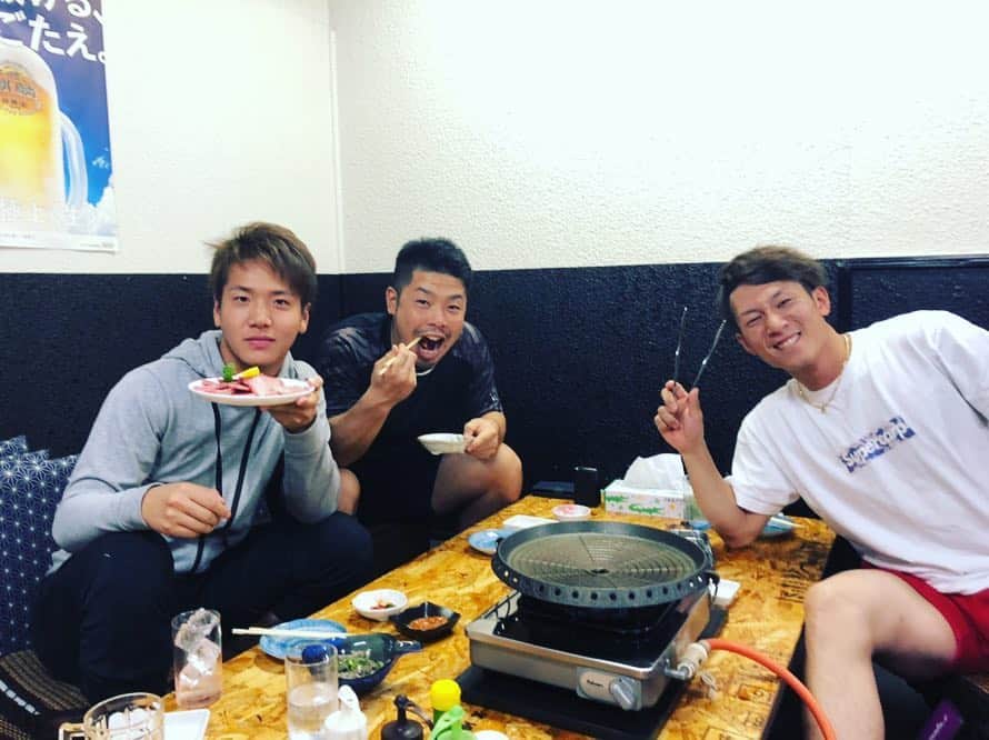 のインスタグラム：「今日は休みだったので釣りに行ってきました🎣 最初は良かったけど途中から船酔いして気持ち悪かった😭  そして、飯後の食トレ🤣 美味しいです☺️」