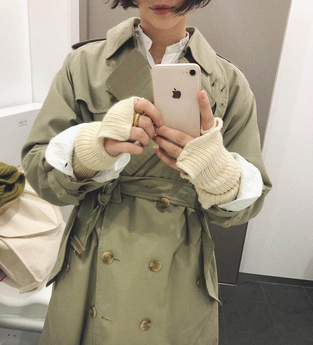 畑田萌のインスタグラム：「Burberryのトレンチコートにイギリス軍のアームウォーマー🇬🇧💂🏻‍♀️やすいのにかわいい」