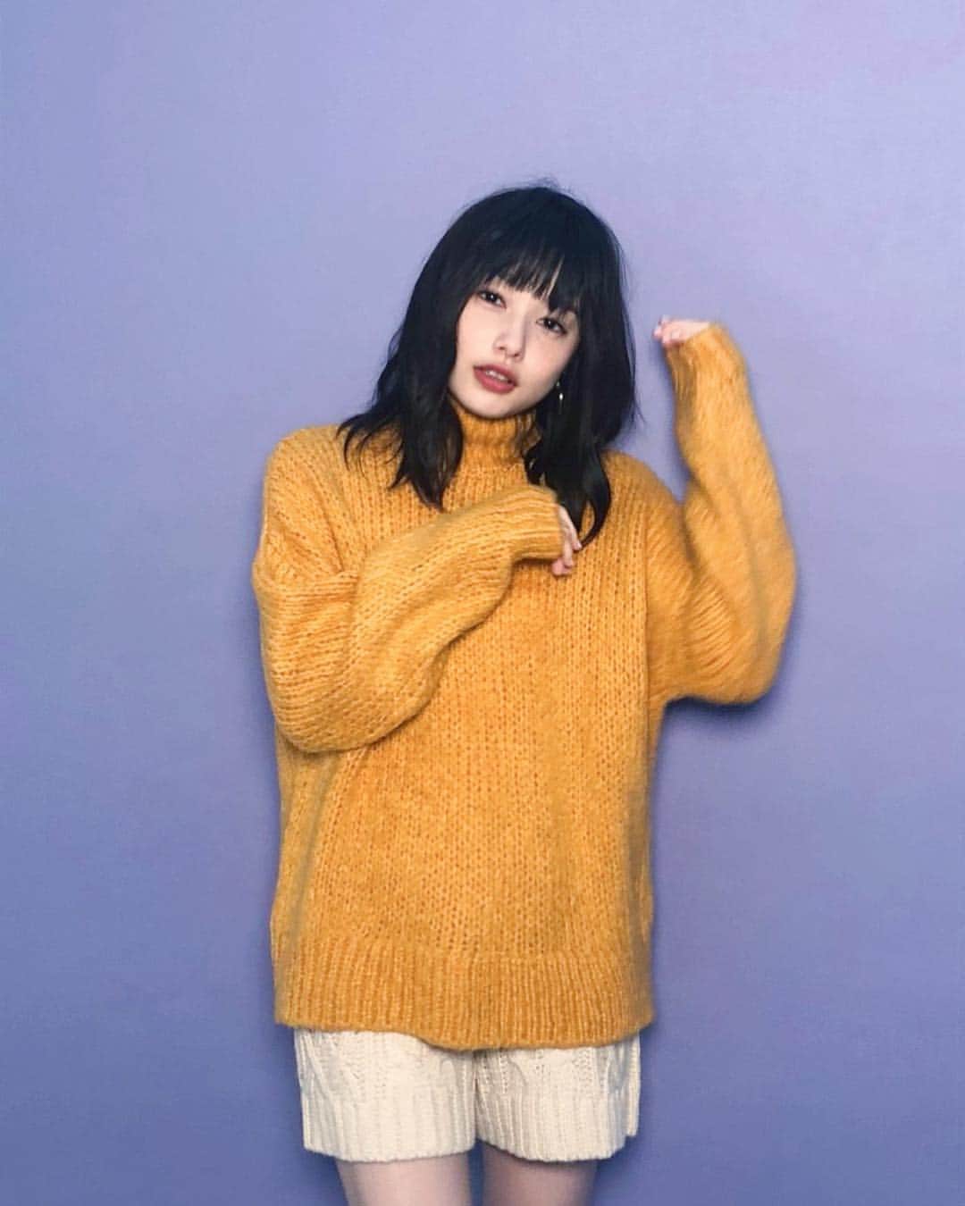 桜井日奈子さんのインスタグラム写真 - (桜井日奈子Instagram)「「SHE THREE」発売中です🙋‍♀️ いろんなパターンのニット着てます❄️ オフショットは黄色着てますけど、 私服は白とか淡いブルーとか多めです🙋‍♀️ 最近またまた寒くなってきているので、 僕キミの現場にもモコモコニットで向かうことが多いです🍃  みなさんも体調崩さないようにあったかくしてくださいね！  そして、 NHK 土曜ドラマ「みかづき」のホームページできました⭐︎ https://www.nhk.or.jp/dodra/mikaduki/  #shethree  #みかづき  #僕キミ」1月10日 22時06分 - sakurai.hinako_official