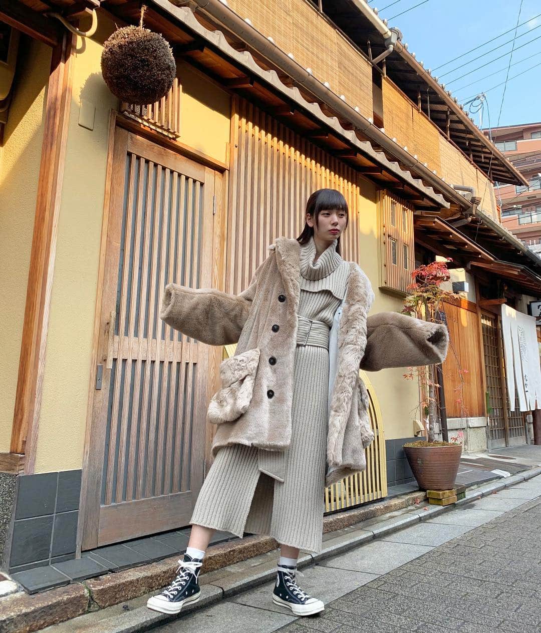 きなりのインスタグラム：「最近お気に入りの私服たち🙋🏻‍♀️白黒で攻めようと思ってたけど茶色落ち着くから着がち🐗 @ttt_msw のジャケットは毎年可愛いからつい買ってしまう！メンズなのにきゃわいいの〜 ワンピースは @miharayasuhiro_official  ネック部分取り外しできるからスリーウェイで気回せるのが最高👏」