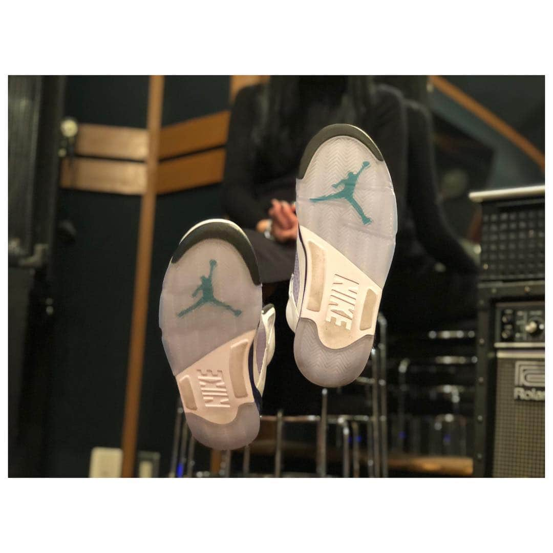 彩姫さんのインスタグラム写真 - (彩姫Instagram)「ソール？靴の裏？も可愛いんだから🥰🥰🥰﻿ ﻿ #nike﻿ #nikeairjordan5 #bandmaid ﻿ #saiki」1月10日 23時04分 - saiki_bandmaid