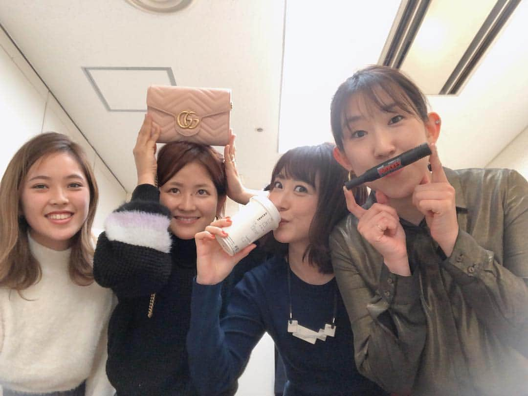 川田裕美さんのインスタグラム写真 - (川田裕美Instagram)「今日の収録も楽しく終えられて、今年もいい一年になりそうです✨👯‍♀️ 💄メイクいおちゃん👗スタイリストいけじゅんさん🎀アシスタントまこちゃん」1月10日 23時19分 - hiromikawata163