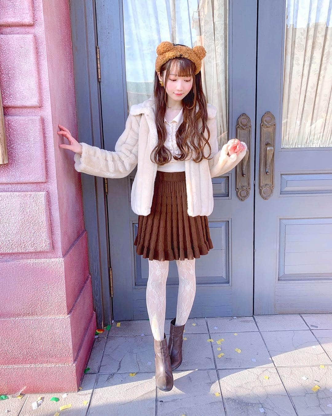 大谷映美里さんのインスタグラム写真 - (大谷映美里Instagram)「🐻🍪🐻🍪 ㅤㅤㅤㅤㅤㅤㅤㅤㅤㅤㅤㅤㅤ せっかくの初ユニバだったのでティムにもなった🐻✨ ㅤㅤㅤㅤㅤㅤㅤㅤㅤㅤㅤㅤㅤ 3枚目に全身あります🔑 ブランドはタグ付けを見て下さい💗 (スカート忘れちゃいました😢) ㅤㅤㅤㅤㅤㅤㅤㅤㅤㅤㅤㅤㅤ いつもSNSに反応下さったり、広めて下さったり、 コメントして下さったり毎回ありがとうございます！ インスタ、ツイッターとほぼ毎日更新で皆さんも 大変かもしれませんが、とても感謝しています🌸 ㅤㅤㅤㅤㅤㅤㅤㅤㅤㅤㅤㅤㅤ いつもコメントのお返事をしたいなという気持ちに なるのですが、今はまだお返しできないので 心の中で返させていただきますね☺️💭 ㅤㅤㅤㅤㅤㅤㅤㅤㅤㅤㅤㅤㅤ #ユニバ#ティム#ティムコーデ#みりにゃ服 #mellowneon#bubblestokyo#靴下屋#dazzlin#liquem」1月10日 23時21分 - otani_emiri