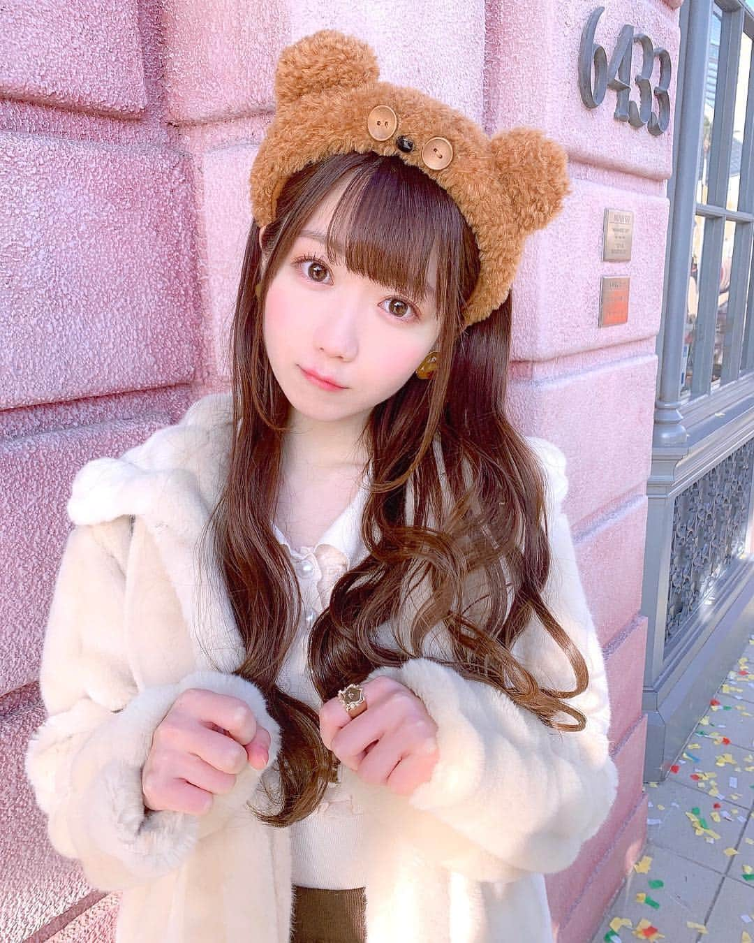 大谷映美里さんのインスタグラム写真 - (大谷映美里Instagram)「🐻🍪🐻🍪 ㅤㅤㅤㅤㅤㅤㅤㅤㅤㅤㅤㅤㅤ せっかくの初ユニバだったのでティムにもなった🐻✨ ㅤㅤㅤㅤㅤㅤㅤㅤㅤㅤㅤㅤㅤ 3枚目に全身あります🔑 ブランドはタグ付けを見て下さい💗 (スカート忘れちゃいました😢) ㅤㅤㅤㅤㅤㅤㅤㅤㅤㅤㅤㅤㅤ いつもSNSに反応下さったり、広めて下さったり、 コメントして下さったり毎回ありがとうございます！ インスタ、ツイッターとほぼ毎日更新で皆さんも 大変かもしれませんが、とても感謝しています🌸 ㅤㅤㅤㅤㅤㅤㅤㅤㅤㅤㅤㅤㅤ いつもコメントのお返事をしたいなという気持ちに なるのですが、今はまだお返しできないので 心の中で返させていただきますね☺️💭 ㅤㅤㅤㅤㅤㅤㅤㅤㅤㅤㅤㅤㅤ #ユニバ#ティム#ティムコーデ#みりにゃ服 #mellowneon#bubblestokyo#靴下屋#dazzlin#liquem」1月10日 23時21分 - otani_emiri