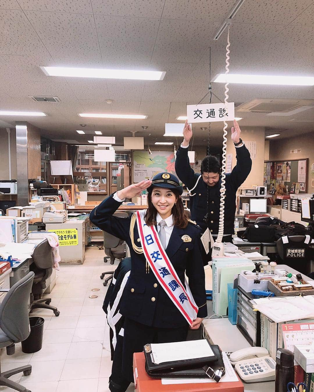 袴田彩会さんのインスタグラム写真 - (袴田彩会Instagram)「👮‍♂️👮‍♂️👮‍♂️✨ なんと！去年の写真を丁寧に飾ってくださってました☺️ 署員の皆さんが去年同様、本当に温かく迎えてくださって感激でした🌼  そして、イベントにお越し下さった皆様本当にありがとうございました☺️短い時間でしたが、久々に色んな方とお話ができて楽しかったですし、元気をいただきました‼️✨ やっぱりあったかい場所だな〜🌸 #一日警察署長 #栗原市#築館警察署」1月10日 23時43分 - ayae.ha