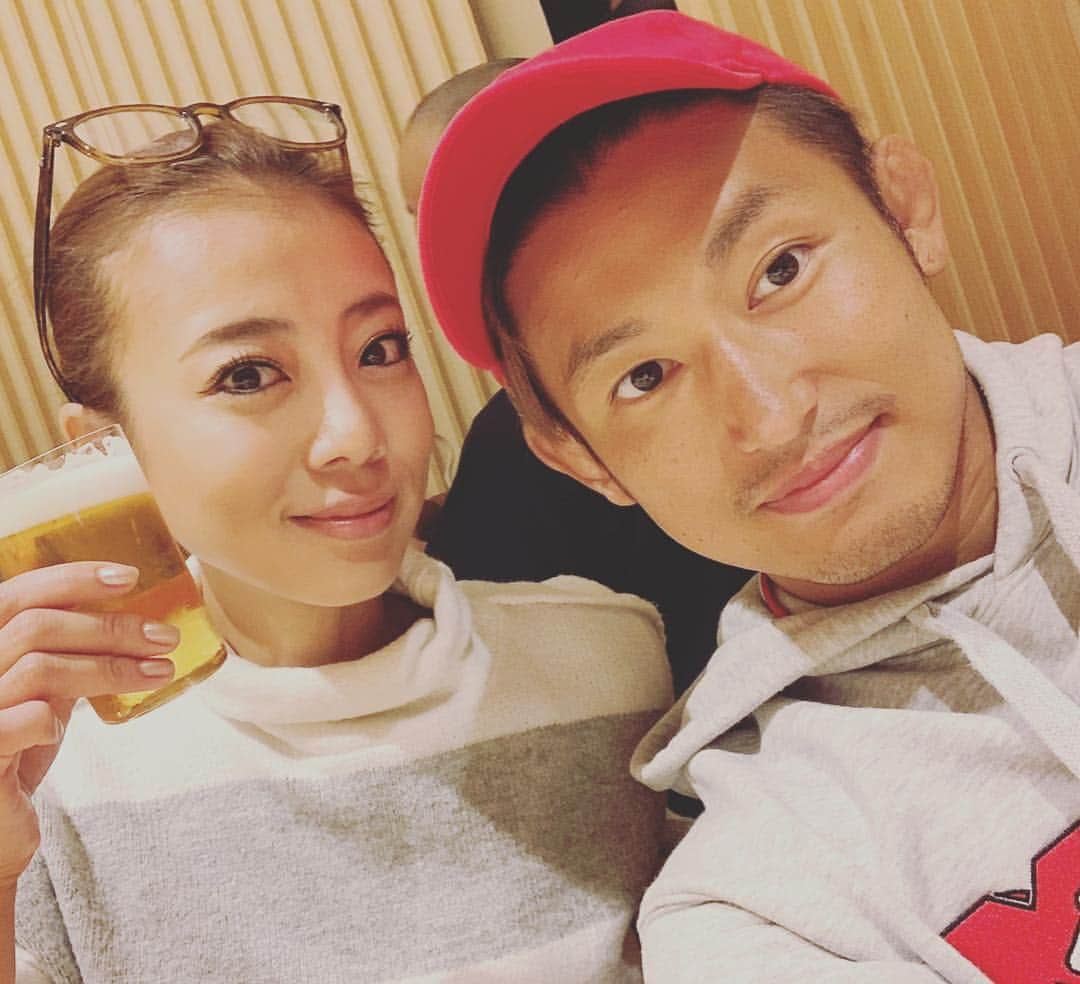 あびる優さんのインスタグラム写真 - (あびる優Instagram)「どれだけぶりか分からない夫婦写真👫📸 普段夫婦時間では飲まない彼が、今日は自ら私と飲みました😛🍷 結局いつも全て私に見透かされてる😏彼、きっと私に頭が上がらないでしょう👻 とは言え、 @kizaemon0213 美味しいお寿司、ごちそうさまでした😋🍣 #sushi#wine#couple#delicious#happy#家族#夫婦#お寿司#お鮨#寿司#美食#美味#幸せ」1月11日 0時12分 - yuabiru74