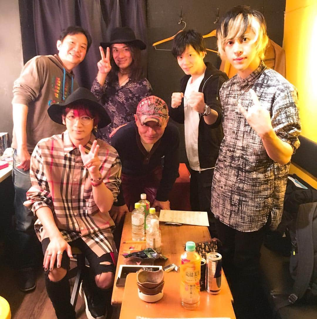 Ikuoさんのインスタグラム写真 - (IkuoInstagram)「三軒茶屋GRAPEFRUIT MOON新春セッションラスト！[BIRTH OF MESSIAH SESSION]無事終了しました！ 歌モノ、是永さん曲と盛りだくさんでお送りしました！ 今回みんなに喜んでもらおうと思ってw今話題のボヘミアンラプソディー完コピしました！いやー感無量だわ！みなさん忙しいなかコピーしてくれて感激でした！田澤くんのジャーニーも素晴らしかった！恵大も凄くよかった！ラストに相応しい楽しいセッションになりました！ 4日間みなさんありがとうございました！！ #小野研二 #是永巧一 #草間信一 #IKUO #新保恵大 #田澤孝介  #penguinresearch  #rayflower」1月11日 2時12分 - ikuobass