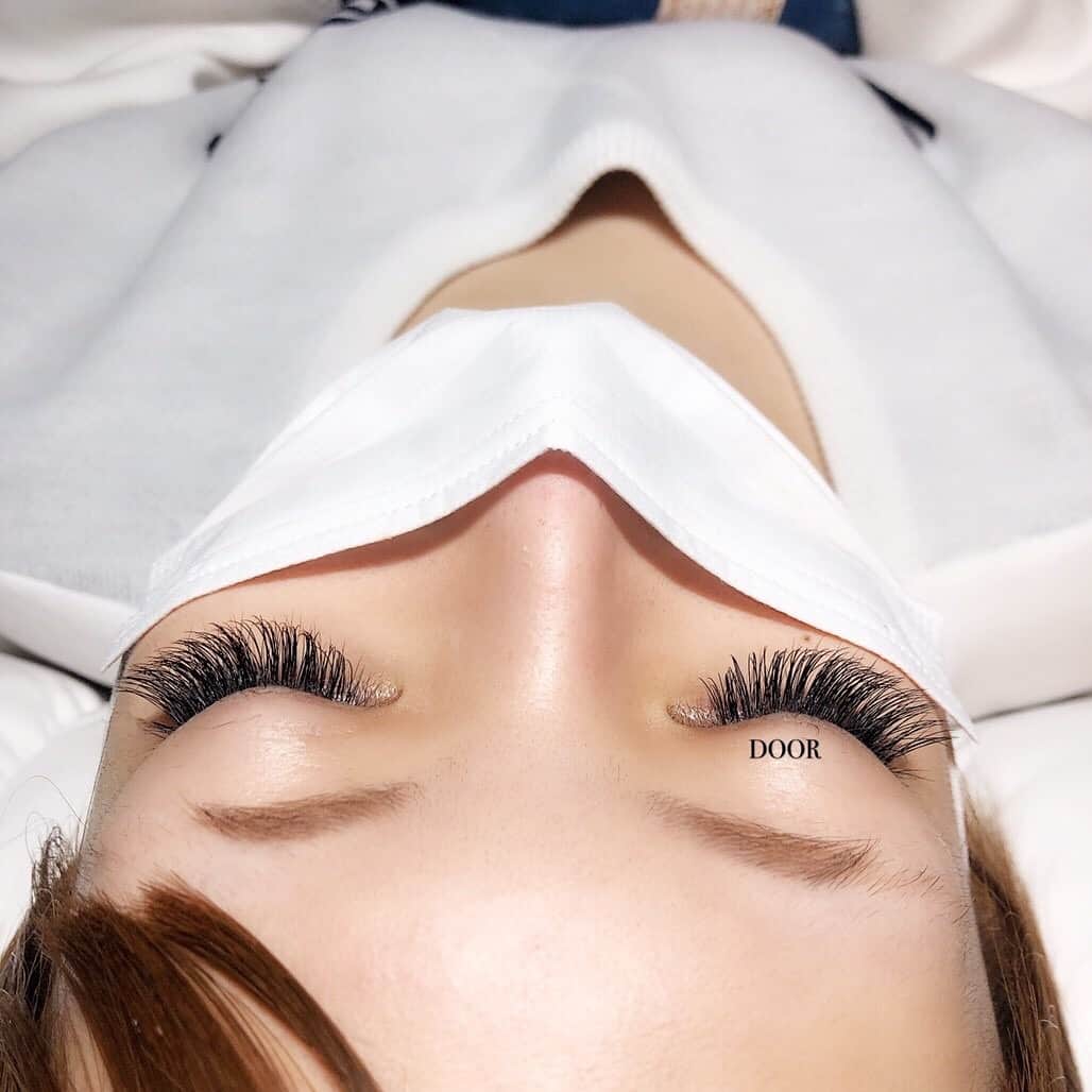 葉月七瀬のインスタグラム：「1/6に行ってきたマツエクさん👀💕 安定のマツエクサロンDOORさんでリペア✨✨ 260本に戻してもらったよ🥰 最近はまつ毛の調子がいいみたい(´⸝⸝•ω•⸝⸝`)！ 3枚目はリペア前！ . #新宿マツエクドア  担当はずっと金子さん😍 いつもありがとうございます💓💓 #セーブルエクステ #0.15mm #180本以上のコース #250本 #dカール 目尻だけ#cカール」