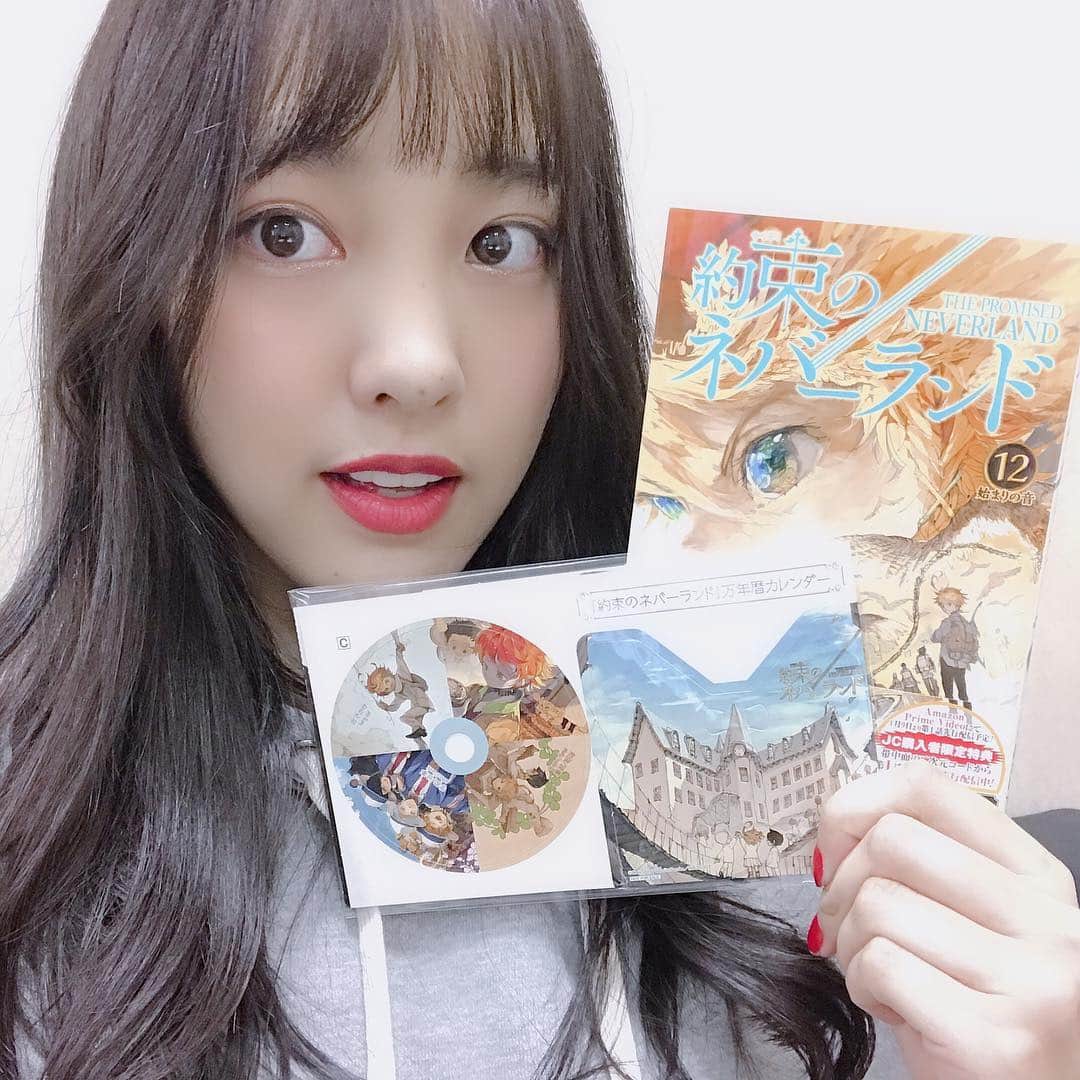 飯窪春菜のインスタグラム：「今日のお供は約束のネバーランドなのです☺️🌸 特典でカレンダーもらっちゃいました💓 #約束のネバーランド  #約ネバ  #漫画  #オタク」