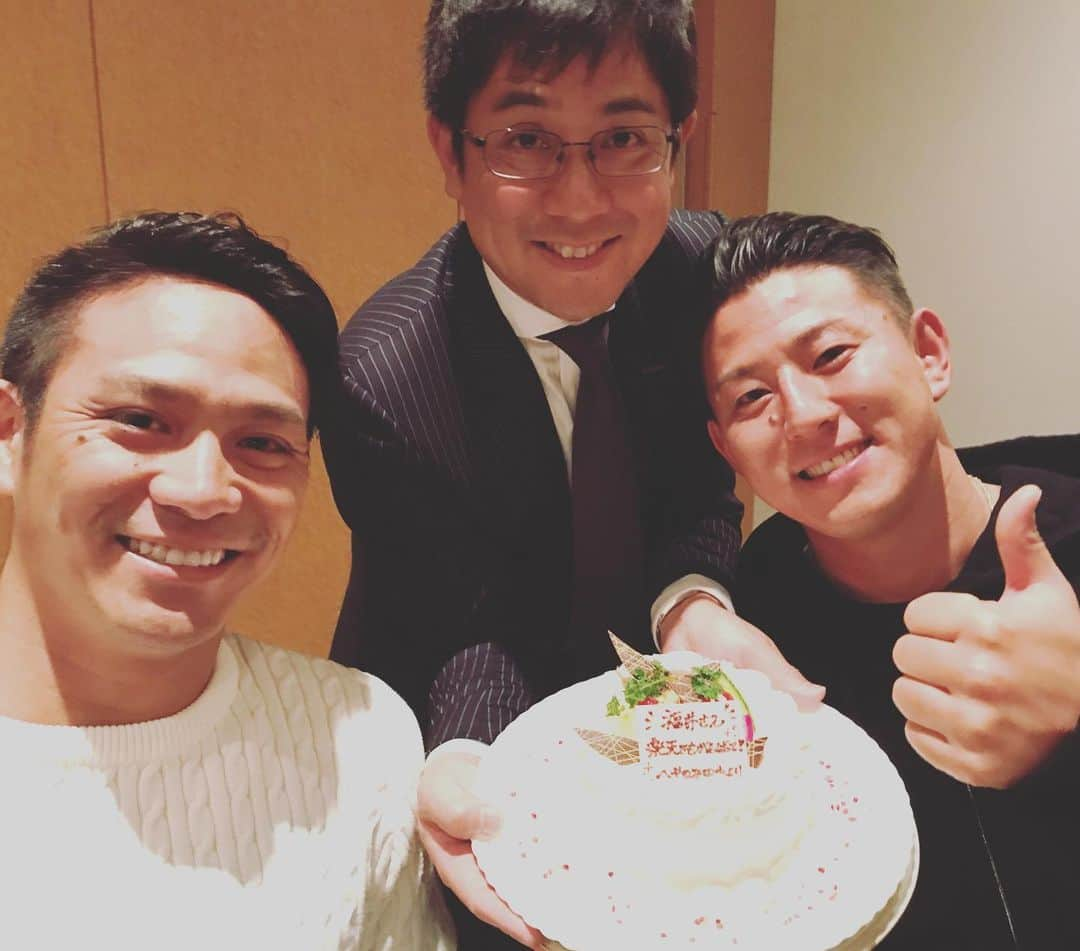 福井優也さんのインスタグラム写真 - (福井優也Instagram)「. 今年もよろしくお願い申し上げます。 楽天所属になりましたが 今年もへやのみ(RCCラジオ)実現しました！ 緩い番組ですが、愛着があります！ 田中からケーキのプレゼント。嬉しかったです😎 事前に番宣せず…笑 緩いので、知る人ぞ知る番組です。けど、もう5年かな。 機会があれば是非聴いてみて下さい。もう聴けないかな…🤔 皆さまにとっても幸多き1年に！ 仙台の皆様よろしくお願い申し上げます。  2019.1.11 福井 優也」1月11日 15時06分 - yuuu.f.11