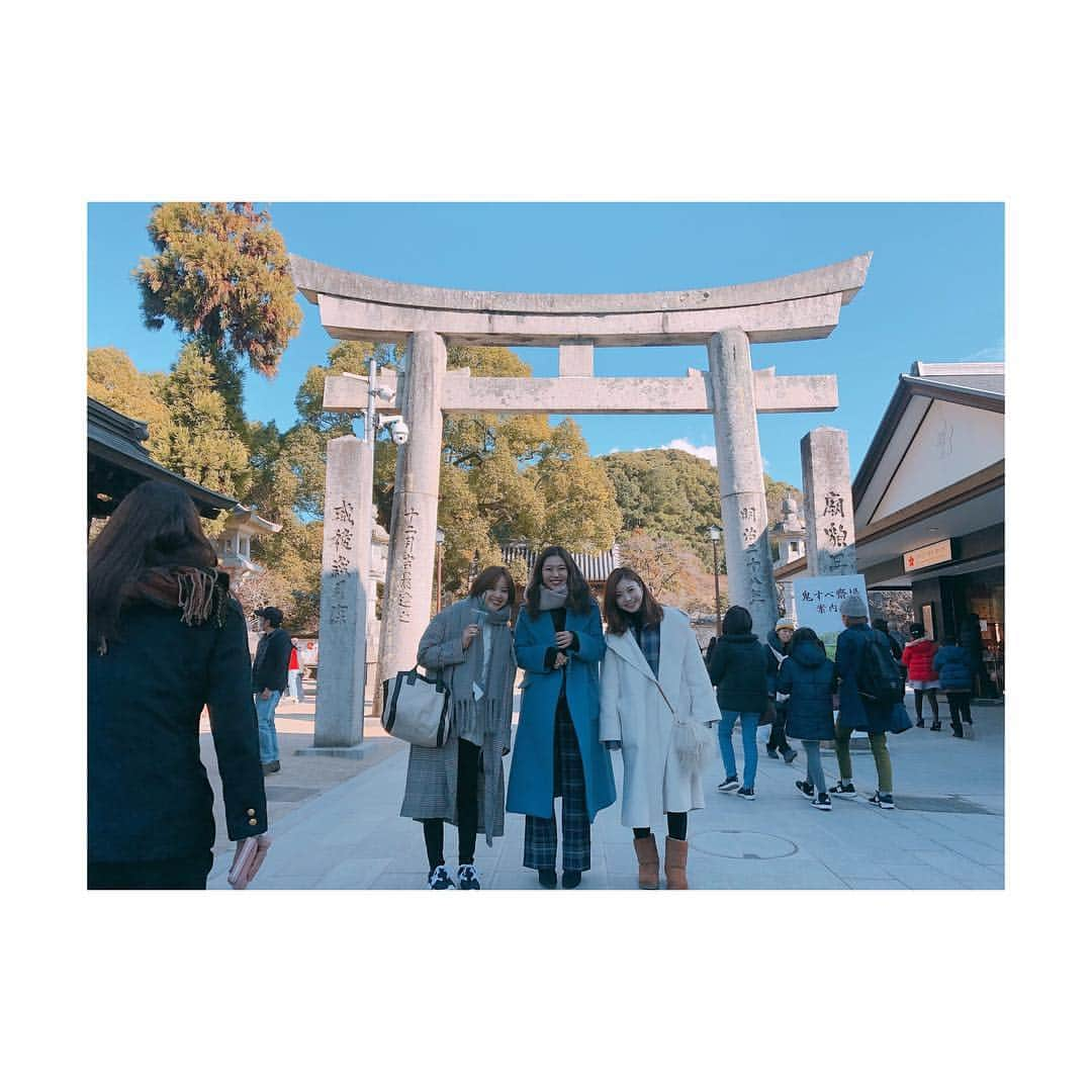 高崎愛梨さんのインスタグラム写真 - (高崎愛梨Instagram)「大人の修学旅行後半！ 今年はゆかと妹川家にお世話になりました♡ ただいま久留米(*ˊᵕˋ*)੭ ੈ いつも温かく迎えてくれるはなの両親と久留米ラーメンが大好きすぎて毎年来たいと思ってしまう。笑 太宰府天満宮にもみんなで行って おみくじ引いたらなんと大吉！(年明け増上寺で引いたのが凶だっただけにものすごく嬉しいw) 沢山笑って食べて呑んで充実した九州旅行でした〜♪ ： #女子旅 #福岡 #久留米 #妹川家 #お世話になりました #久留米ラーメン #太宰府天満宮 #梅ヶ枝餅 #楽しかったな #大道芸のおじちゃん #面白かったな」1月11日 7時08分 - ai6ai3ai0