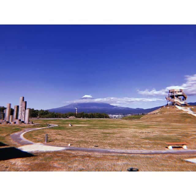 森咲樹さんのインスタグラム写真 - (森咲樹Instagram)「BS NHK ニッポンぶらり鉄道旅﻿ 見てくださった方、ありがとうございます☺️﻿ ﻿ オンエア後、﻿ 沢山の方にInstagramをフォローして頂けていて、﻿ 嬉しいです☺️🙏🏻﻿ ﻿ 来週17日も後編がオンエアされるので、﻿ 是非ご覧ください💓﻿ ﻿ 前編での富士山の写真をお福分け💓﻿ ﻿ 今は天国にいる私の祖父が、﻿ 富士山の写真を撮りに行くことが大好きでね。﻿ ﻿ 森家には、﻿ 額縁に入った富士山の写真が沢山あるんですよ。﻿ ﻿ 祖父は、富士山の写真展も開いたりしてたなぁ。﻿ ﻿ ロケは天気が良い日が多くて、﻿ 富士山が本当に美しく見えたの。﻿ ﻿ 祖父が天国から応援してくれていたからなのか、﻿ おじいちゃんのパワーかなぁ〜なんて😂💓﻿ ありがとう。﻿ ﻿ ﻿ #富士山 #富士山好き #静岡 #山梨 #mtfuji #fujisan #富士山撮影  #monfuji  #japon #アプガ #uugirl #upupgirls #idol #idole #chanteuse #danseuse」1月11日 8時32分 - mori_saki_official