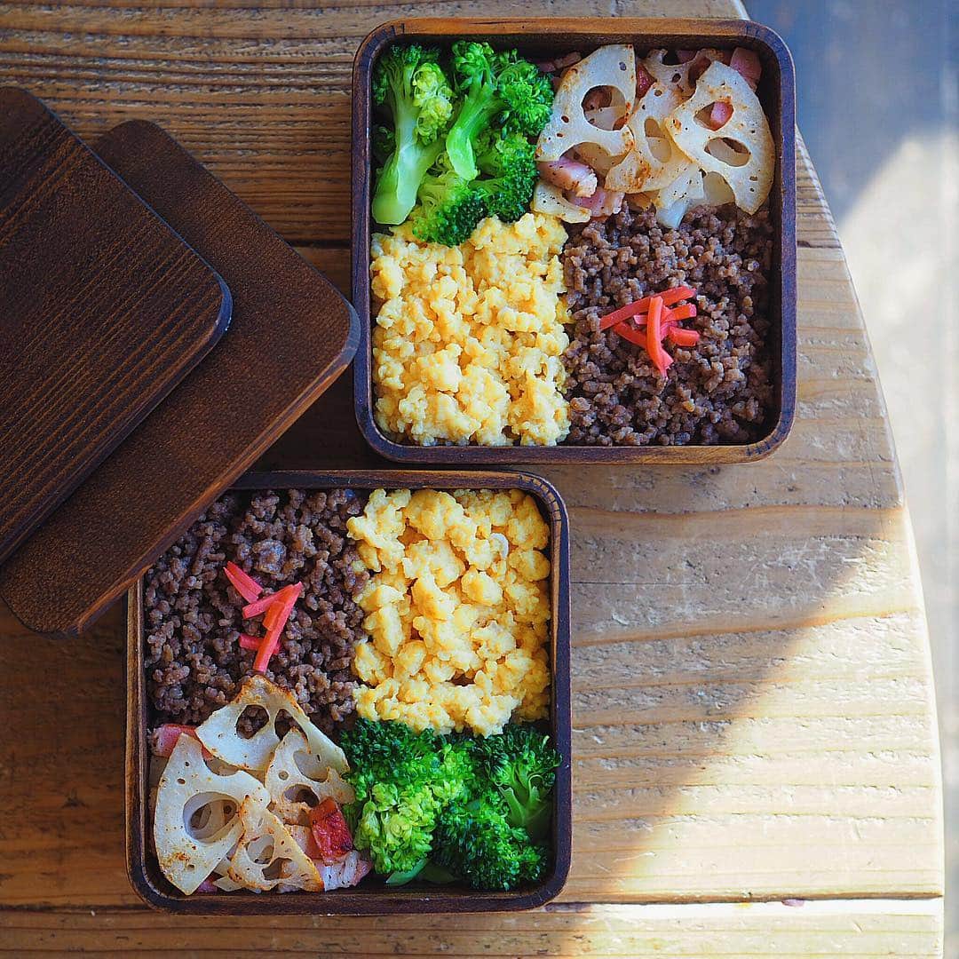 シンプルご飯が好き。さんのインスタグラム写真 - (シンプルご飯が好き。Instagram)「金曜日のお弁当。 4色丼 牛そぼろ 炒り卵 れんこんペペロン ブロッコリー蒸し焼き ―――☞﻿―――☞﻿―――☞﻿𓃰⋆⋆ 週の最後のお弁当です。 脂身の少ない牛ひき肉を使って そぼろ弁当にしました。 甘い炒り卵にベーコン入りれんこん 塩をきかせたブロッコリーで簡単に。 今日も寒そうなのでこれに味噌汁付き。 箸？スプーン？て聞いたら 箸って毎度言うお兄ちゃんですが スプーンにすりゃよかったって これまた毎度言うので 今日は両方入ちゃいました。 どちらを使ってくるのかな🤫 まず箸を使って結局スプーンでしょ。 丸の内の見解でした。」1月11日 8時56分 - heavydrinker