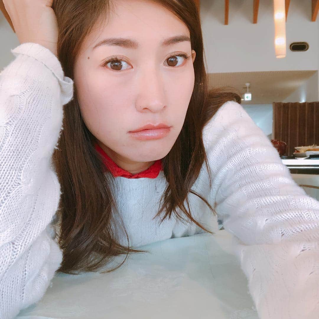 森下千里のインスタグラム：「新しいアイシャドウ使ったせいか、 みんなに 可愛い😍って言ってもらった！ ゴルフで乾燥してますが…  メイク💄教えてもらうと嬉しいよね！ ありがとう、おがわさん。 . . #makeup  #化粧時間の短さ #自慢の眉 #golf」