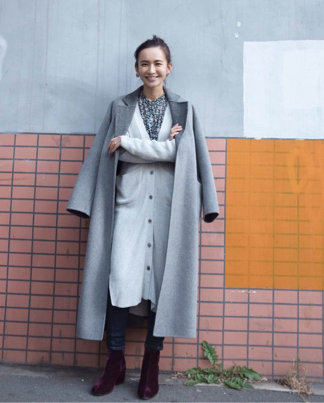 優木まおみさんのインスタグラム写真 - (優木まおみInstagram)「私服。  今日も寒いですね。  ブラウス イザベルマランエトワール パンツ スナイデル カーディガン バトナー 靴 エディション コート エミ  さあ、今日も一日なるべく楽しく過ごしたいですね。  #私服 #今日のコーデ #fashion  #ブラウス #isabelmarantetoile  #パンツ #snidel @snidel_official  #カーディガン #batoner @batoner_japanmade  #靴 #edition @edition_jp  #コート #emmi @emmi.jp」1月11日 10時35分 - yukimaomi