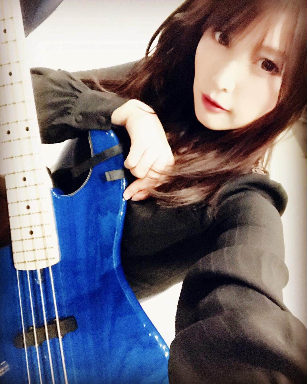 新村あかりのインスタグラム：「#Bass #moon」