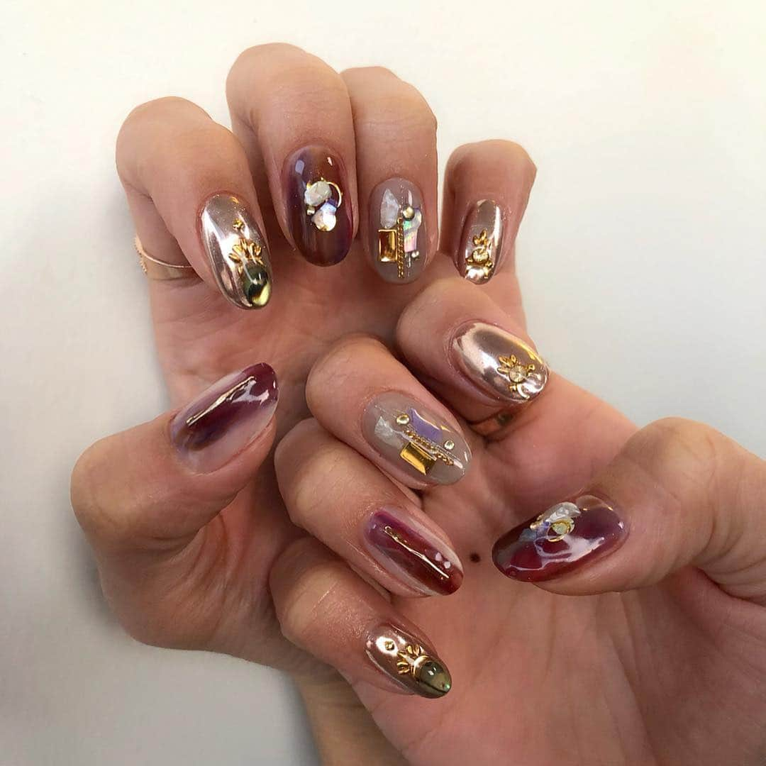 カレンさんのインスタグラム写真 - (カレンInstagram)「Newネイル💅✨ 1枚目は、今回やった 大人めニュアンスネイル❤︎ スワイプの2枚目以降は、2018年にやったネイルまとめて載せてみた❣️去年はド派手なネイルばっかり🤣💖 全部ネイルサロン Relum 【 @relum.official 】 担当は @relum__muumu さん🙋🏻‍♀️ 今年もお世話になります☺️💛 ・ #nails #gelnails #nail #relum #naildesign #nailsalon #ネイル #ジェルネイル #ニュアンスネイル #mynails」1月11日 12時53分 - cjd_karen