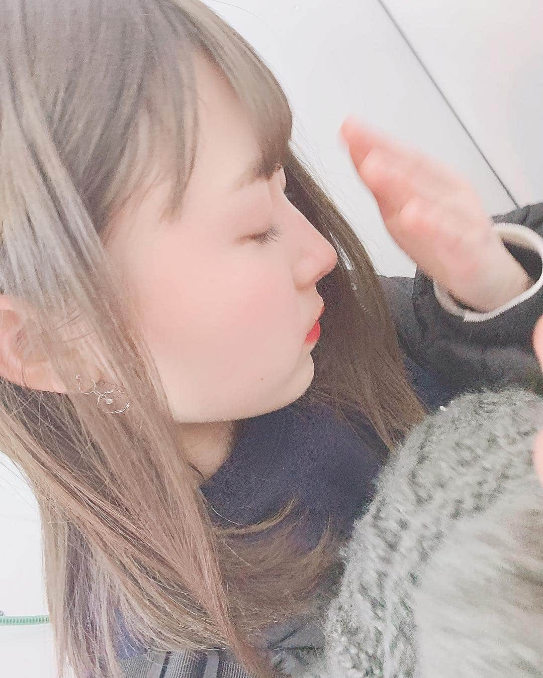 島村嬉唄さんのインスタグラム写真 - (島村嬉唄Instagram)「プリの中で暑くてパタパタしてるワタシ、、 おばあちゃんから貰ったnewピアスかわいくない？🥰」1月11日 23時17分 - uta_0624