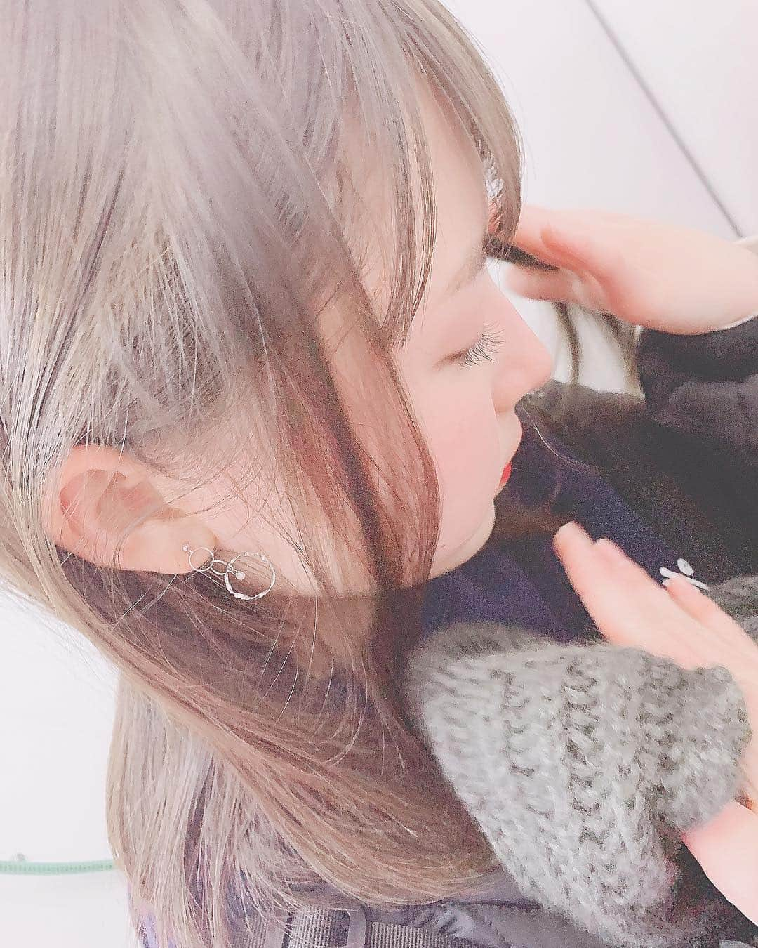 島村嬉唄さんのインスタグラム写真 - (島村嬉唄Instagram)「プリの中で暑くてパタパタしてるワタシ、、 おばあちゃんから貰ったnewピアスかわいくない？🥰」1月11日 23時17分 - uta_0624