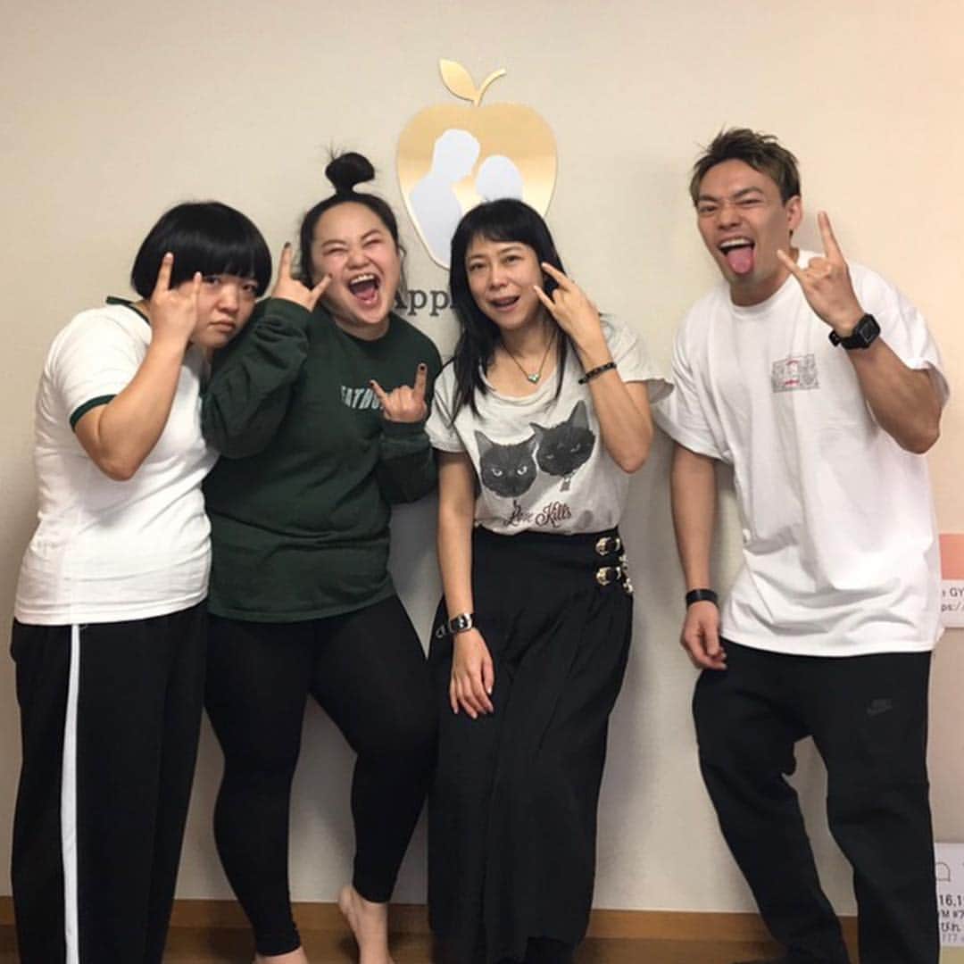 おかずクラブのインスタグラム：「ゆいPだよ！  今日も今日とてAppleGYM でセッションしたよ！  私たちのあとは、椿鬼奴さんがセッションだったので、みんなで撮りました🤳  村岡（私達のダイエット前のお腹の写真見て定期的に笑ってる）はいつも通り元気で、  オカリナは相変わらず、トレーニング終わったらすぐに携帯にかじりつき（どうせろくでもないもの見てる）  私は終始セッションで息が切れてハアハアいってました。（酸欠）  平和なセッション日和。  ただ、いつもよりスクワットの負荷がやばくて明日筋肉痛確定！  それでは、また報告します、、、 PS.奴さんが来るということで、私達のセッション中もボンジョビが流れてました。（奴さんお気に入り）  @apple_gym_tokyo @fitness_daiki #Applegym #アップルジム  #アップル女子 #おかずクラブ #オカリナ #ゆいP #ダイエット #椿鬼奴」