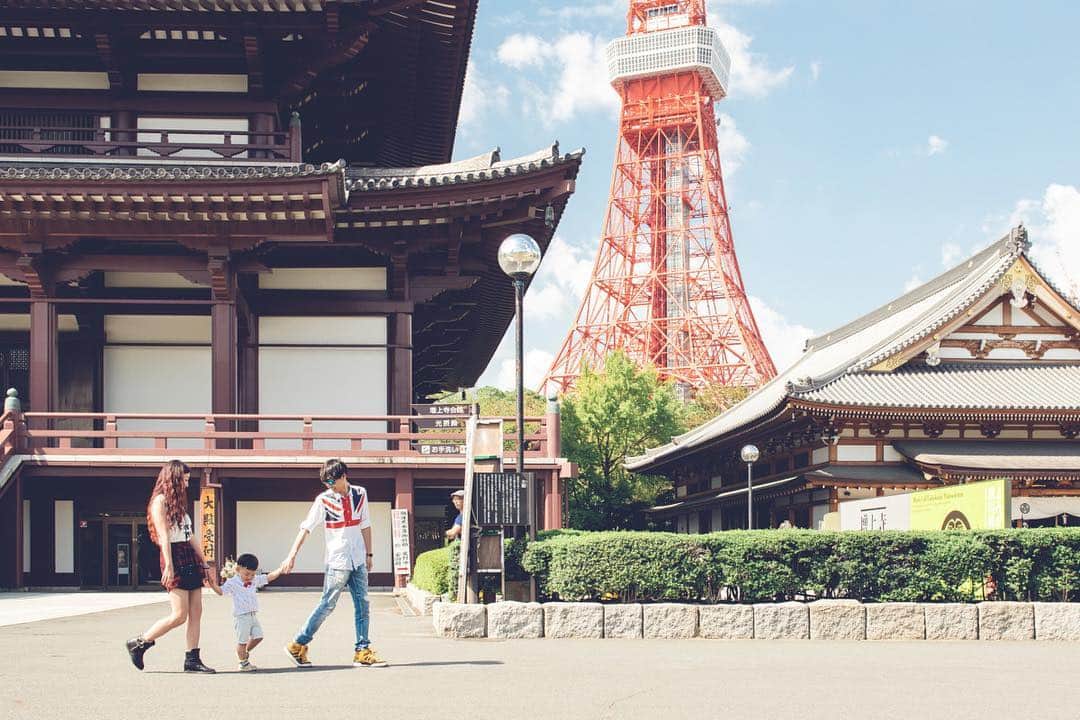 Famarryのインスタグラム：「A family of three enjoys a walk through Tokyo. #YewkongPhotography  三人家族が東京タワで散歩してきました。🗼 ーーーーーーーーーーーーーーーーーーーーーーー Want to plan your own overseas photoshoot? Check us out at  @famarry_jp or our website! くわしくは@famarry_jpプロフィールのURLから！ ーーーーーーーーーーーーーーーーーーーーーーー With over 800 photographers registered in our database, we have all the resources to make your dream photoshoot a reality. Let us be a part of your magical moment. What is your dream? どこでもフォトウェディングの最高の舞台に。もっとクリエイティブに、もっと自由に。最安値で理想の撮影を実現。 国内、海外の800人以上のプロフォトグラファーが登録。ロケーション、ウェディング当日撮影、ハネムーンフォトも思いのままに。 ——— #ウェディング撮影といえばファマリー #東京タワー #家族撮影 #出張カメラマン #出張撮影 #前撮り #後撮り #ロケーション撮影 #ウェディングフォト #フォトウェディング #ロケーションフォト #結婚写真 #famarry #ファマリー  #familyphotography #tokyotower #vacationphotography #destinationphotographer #destinationwedding #freelancephotographer #prewedding #preweddingphoto #weddingphotographer #photoshootideas #couplephotography #family #abroad #japan #japanprewedding」