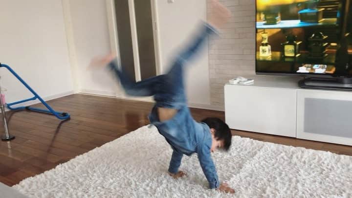かなのインスタグラム：「． 自分的に上手くできたみたいで反応が可愛い🥺👏🏻 ． 変身ベルトを付けても変身出来ないのが悔しいみたいで🤣 仮面ライダーになるべく練習中❤️ 大きくなって強くなったら本物の仮面ライダーに変身できると信じてる😂✊🏻💕 ． ． #りーくんの成長記録#純粋#可愛い#息子#4歳#年少#側転#練習中#体操」