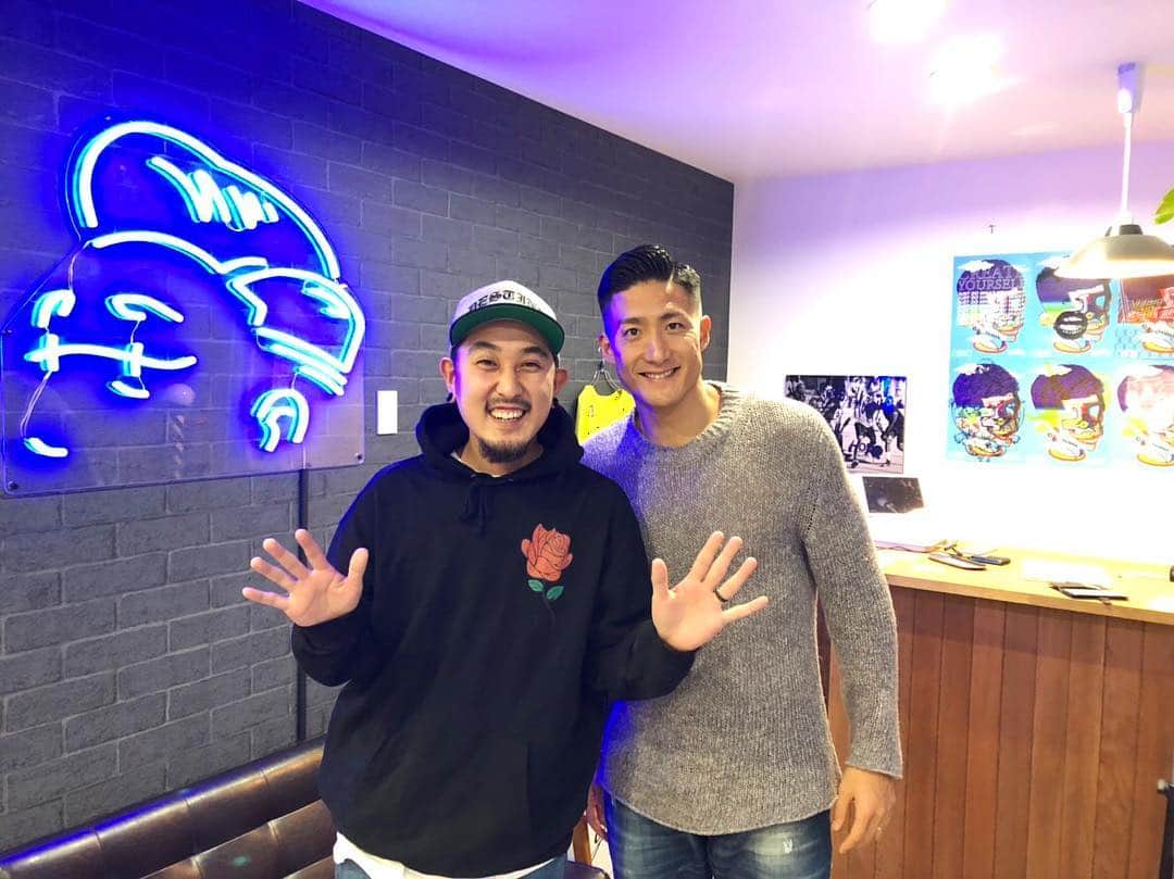 都倉賢のインスタグラム：「長年僕の髪をガッツリ七三分けにしてくれた上田理髪店のこうへいさん💈 長い間ありがとうございました✂︎」