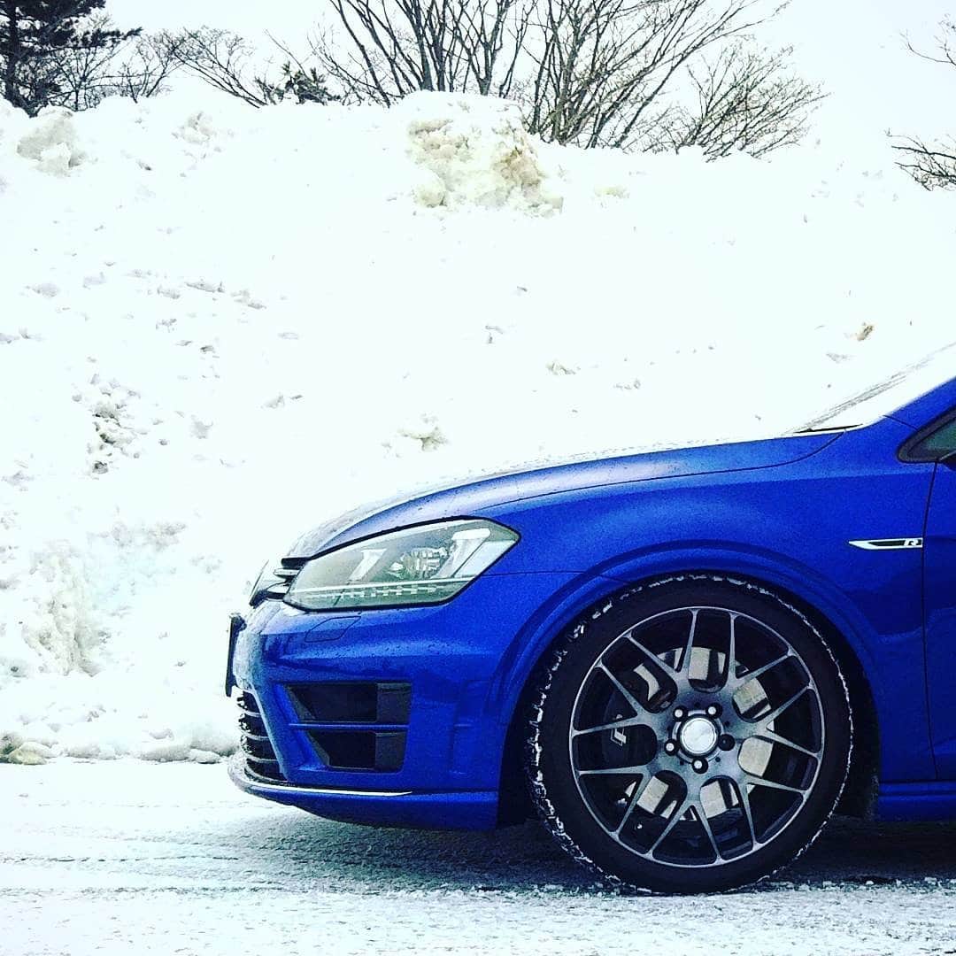 のインスタグラム：「新年会と雪道は、すべらないようにお気をつけください。 ⠀ Photo by @santamotors57 さん ⠀ #ワーゲン をつけて写真を投稿してください #フォルクスワーゲン #ゴルフR #ゴルフ7 #雪道 #北海道 #東北 #北陸 #信越 #上毛 #雪国 #冬景色 #愛車 #車のある風景 #volkswagen #vw #golfr #mk7」