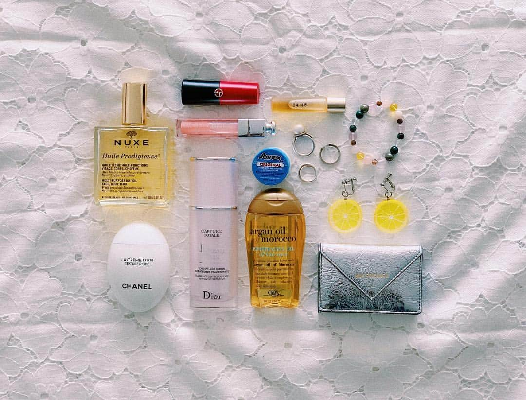 Karunaさんのインスタグラム写真 - (KarunaInstagram)「✮ ✮ ✮ #nuxe #chanel #giorgioarmanibeauty #savex #dior #uka #2445 #ogx #balenciaga #tiffany #beauty #myfavorite #accessories #hairoil」1月11日 17時06分 - karuna0520