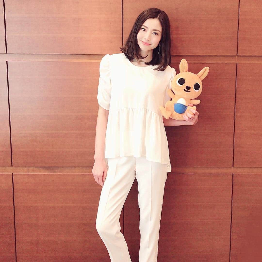 片瀬那奈さんのインスタグラム写真 - (片瀬那奈Instagram)「昨日、かんぽ生命保険とpeachによる特別ラッピング機「かんぽくんJET」の就航記念イベントに出席させていただきました✈️🍑 私と写っているのが#かんぽくん  です🦘 ゆるキャラ企業部門3位ということで、この可愛さで今年は1位になってほしいです💕 衣装のトップスは#huedaytoevening ピアスは#クロディーヌヴィトリー  #claudinevitry です💁‍♀️ #かんぽくんjet は今日から４月まで運航されます😊 #かんぽ生命保険 #peach #ラッピング機 #ゆるキャラ」1月11日 18時10分 - nana_katase