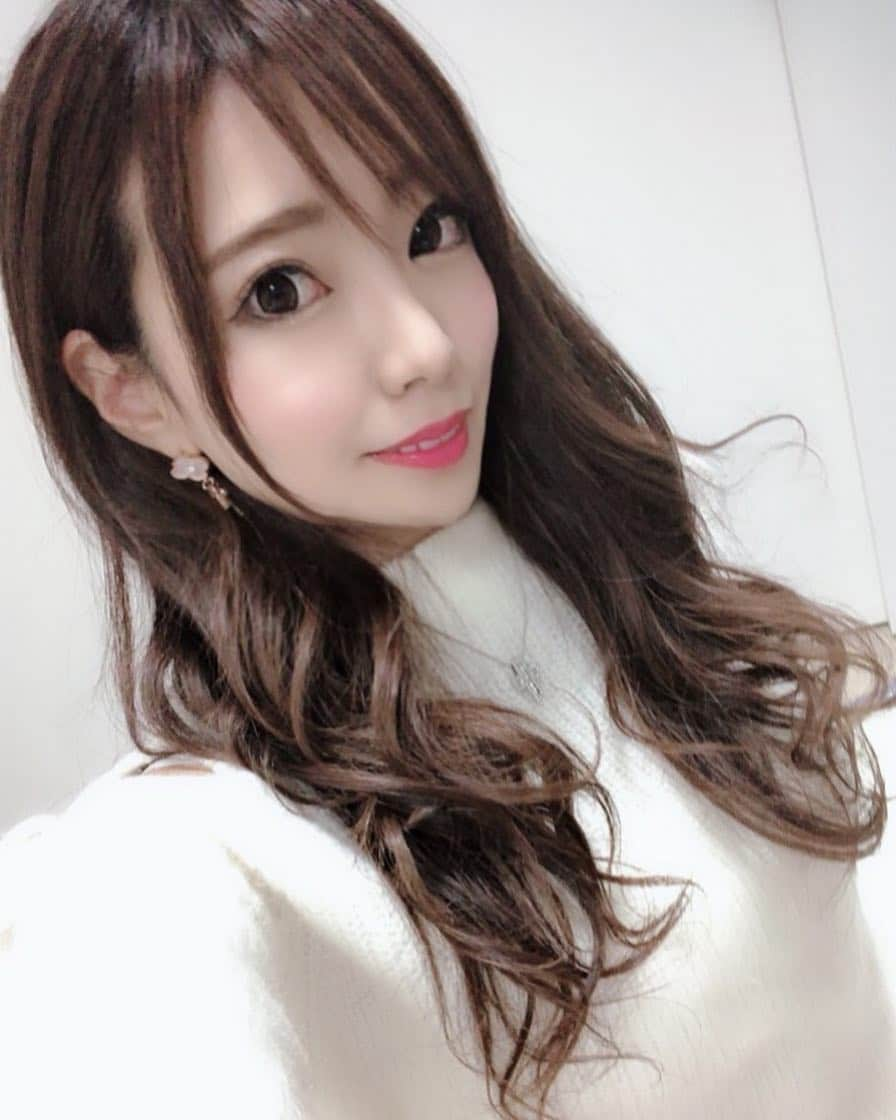 雛姫愛のインスタグラム：「ご挨拶が遅れてしまいましたが 新年明けましておめでとうございますっ♡  皆様昨年もお世話になりました(∩ˊ꒳​ˋ∩)･*. 少し長くなるんですが 2018年をまななりに振り返ってみようかなと。  2018年はまなにとって 何も為さなかったなーって反省の年でした  お友達関係はとても充実してましたが 自分のプライベートやお仕事などが本当にだめで…  お仕事なんてろくに行かず 振り返ってみれば毎月月に5日くらいの出勤  ただ毎日を浪費するだけの日々  ほんとだめだめな一年でした(´･ω･`). なので今年一年間は自分でも納得できる とっても充実した日々にする為に まな自身頑張りますっ  辛い別れもあったけど 素敵な出逢いもあったしな(`・ω・´). みなさま温かい目で見守ってください(*´꒳`*)♡. 2019年がみなさまにとっても 実りある素敵な1年になりますようにっ♡ .  #2018 #反省 #2019 #新年のご挨拶 #抱負 #お仕事がんばるまん」